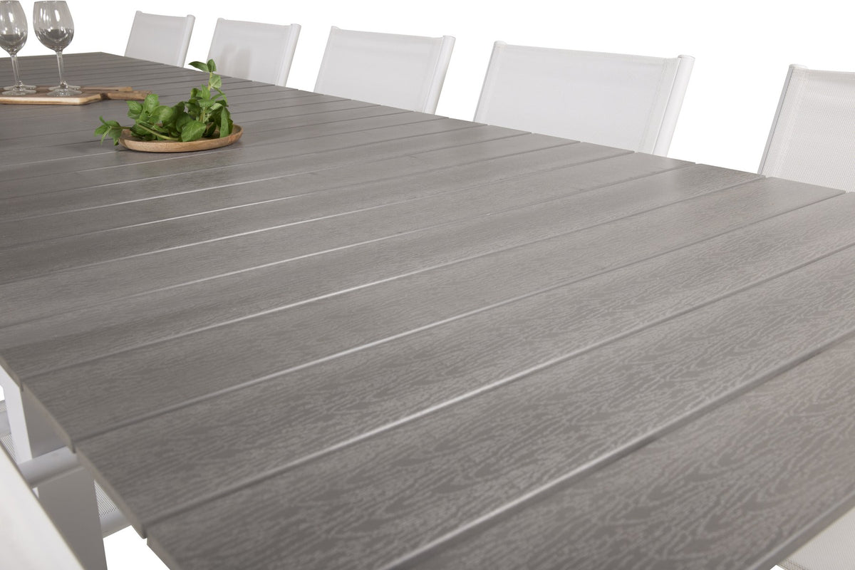 Weisses Gartentischset Levels & Santorini von Venture Home: rechteckiger Esstisch aus Aluminium und Aintwood mit stapelbaren Stühlen in Weiss.