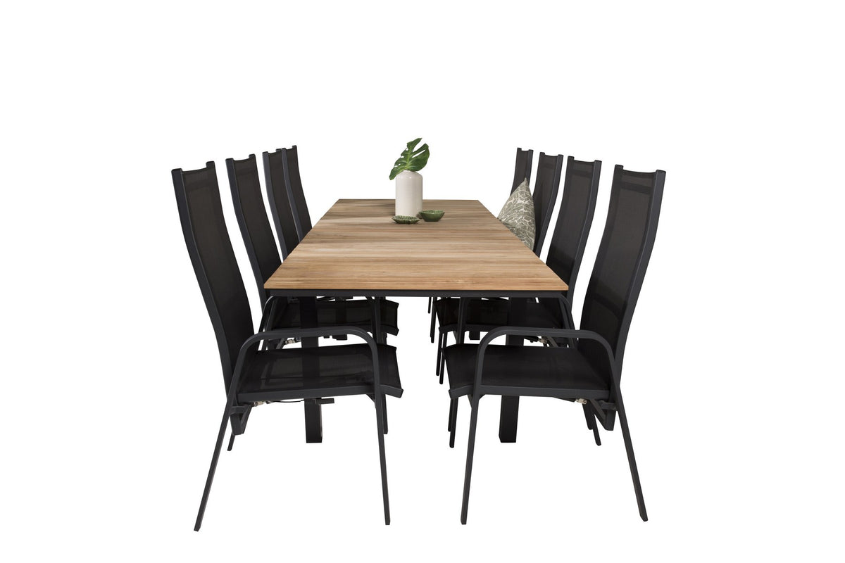 Zwei schwarze Relaxsessel Copacabana aus Aluminium mit Pulverbeschichtung neben rechteckigem Teak-Esstisch Mexico in Natur, Gartenmöbel-Set.