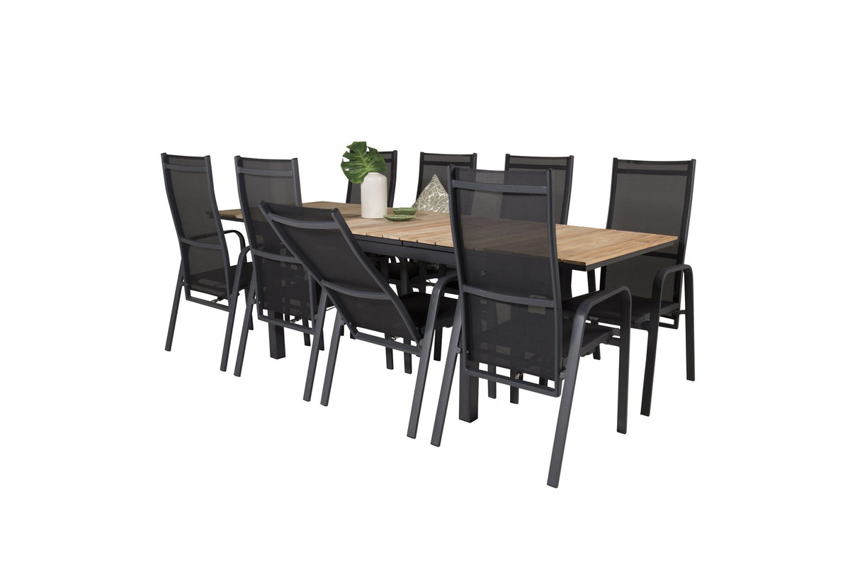 Zwei schwarze Relaxsessel Copacabana aus Aluminium mit Pulverbeschichtung neben rechteckigem Teak-Esstisch Mexico in Natur, Gartenmöbel-Set.