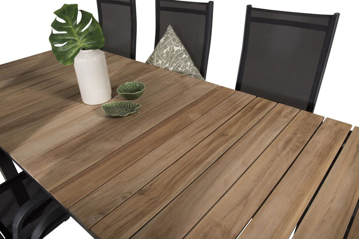 Zwei schwarze Relaxsessel Copacabana aus Aluminium mit Pulverbeschichtung neben rechteckigem Teak-Esstisch Mexico in Natur, Gartenmöbel-Set.