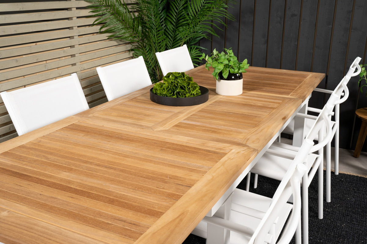 Weisses Gartentischset Santorini & Panama von Venture Home: zwei Stühle aus Aluminium und rechteckiger Tisch mit Teak-Tischplatte.
