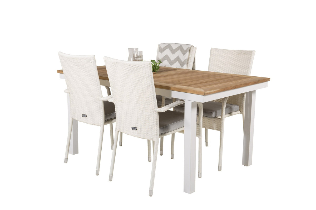 Zwei weisse Stapelstühle Anna und ausziehbarer Teak-Esstisch Panama mit Aluminium- und Stahlgestell, rechteckige Tischplatte in Naturholz-Optik.