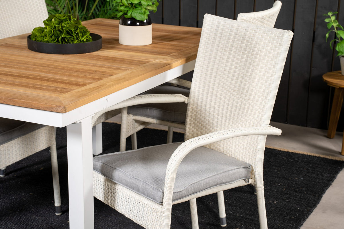 Zwei weisse Stapelstühle Anna und ausziehbarer Teak-Esstisch Panama mit Aluminium- und Stahlgestell, rechteckige Tischplatte in Naturholz-Optik.