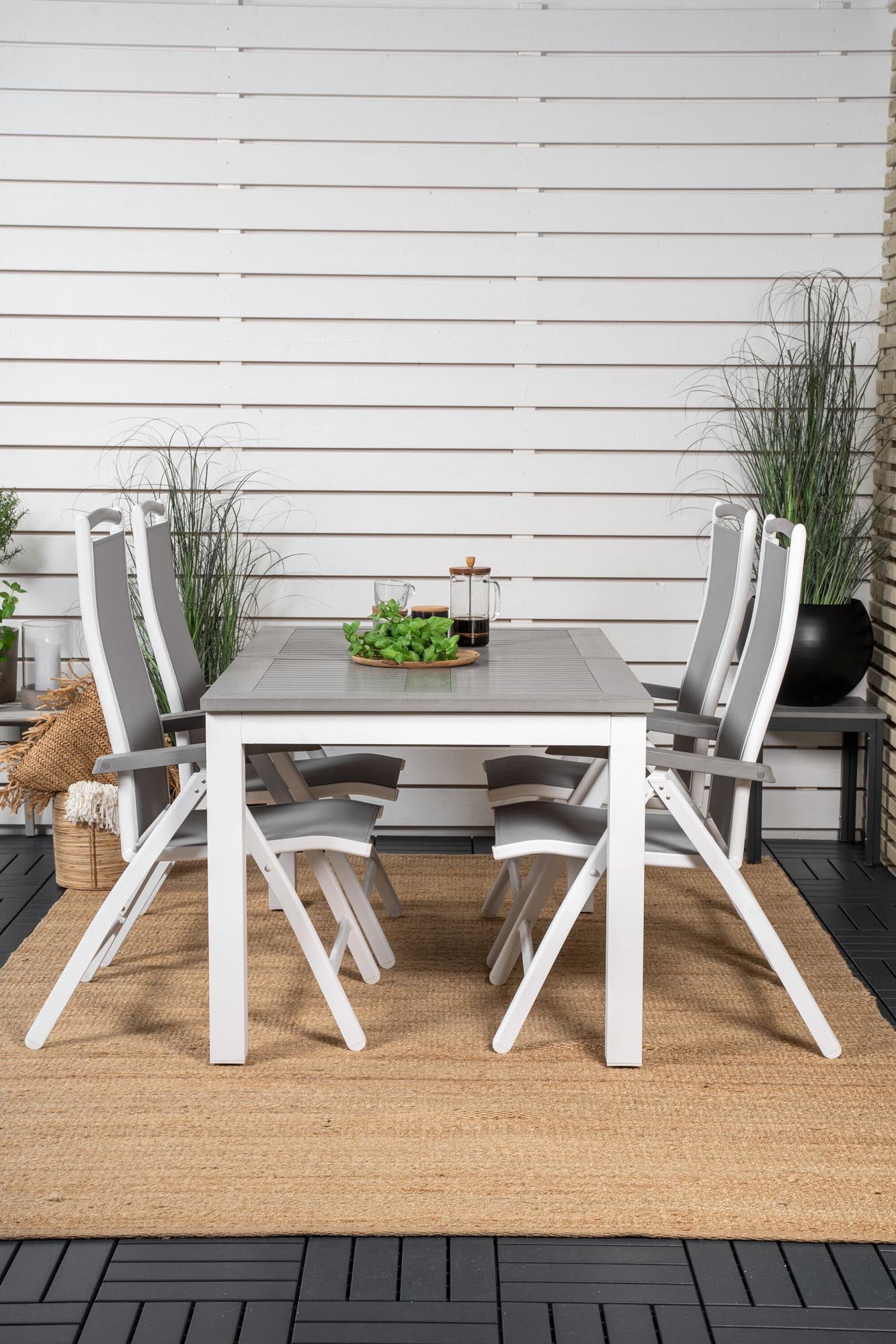 Entdecken Sie das Albany Outdoor-Gartentischset von Venture Home: Ausziehbarer Tisch, komfortable Stühle, langlebiges Design für unvergessliche Momente im Freien.