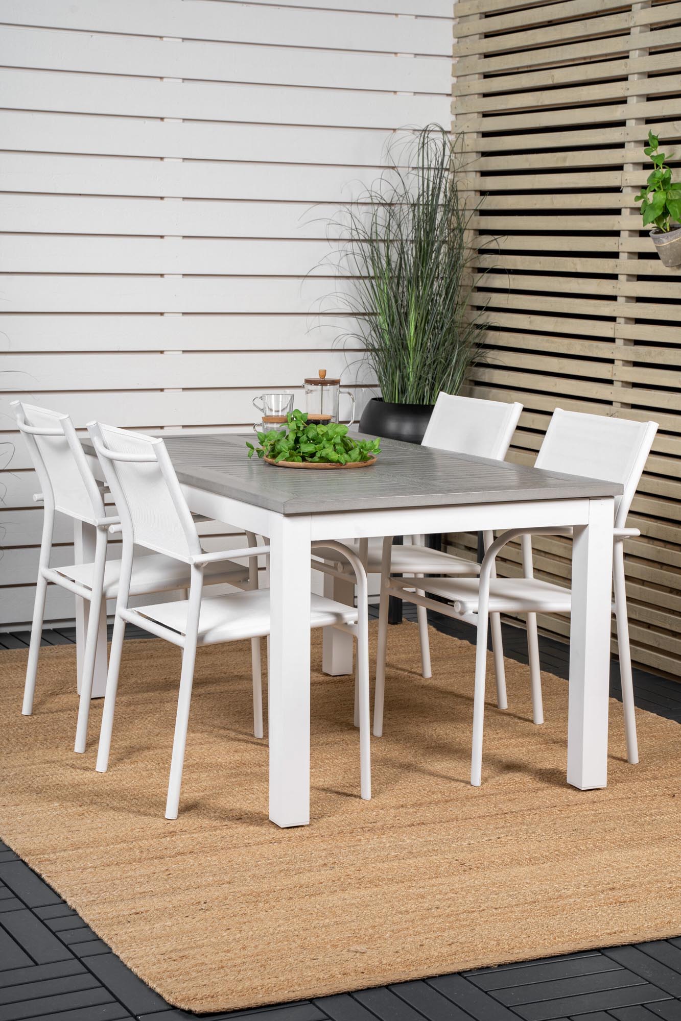 Venture Home Albany Set: Flexibler Outdoor-Tisch mit 4 Stühlen.