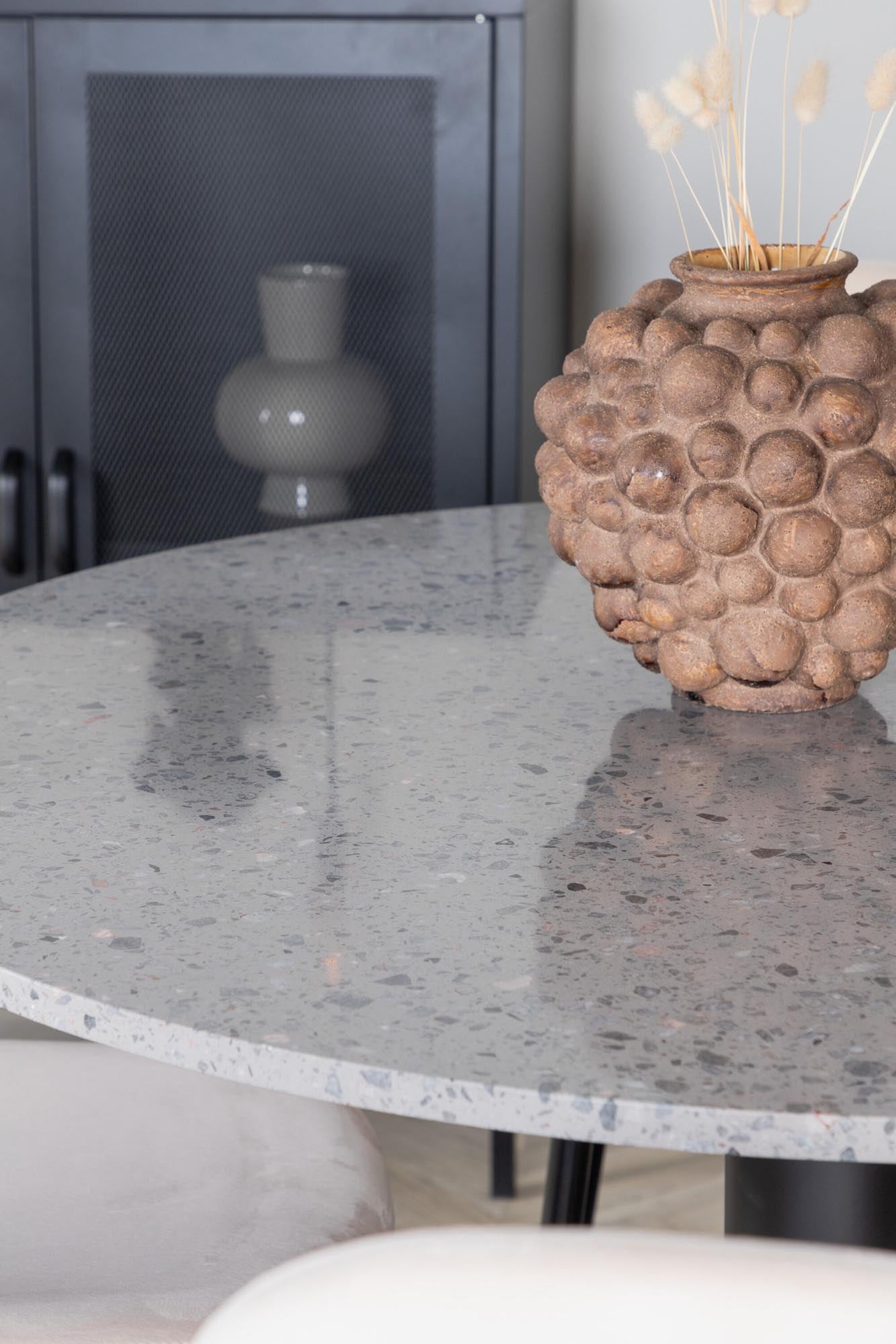 Stilvolles Razzia Esszimmerset mit 106 cm marmorierter Tischplatte und bequemen Samtstühlen für ein modernes und elegantes Esszimmer.