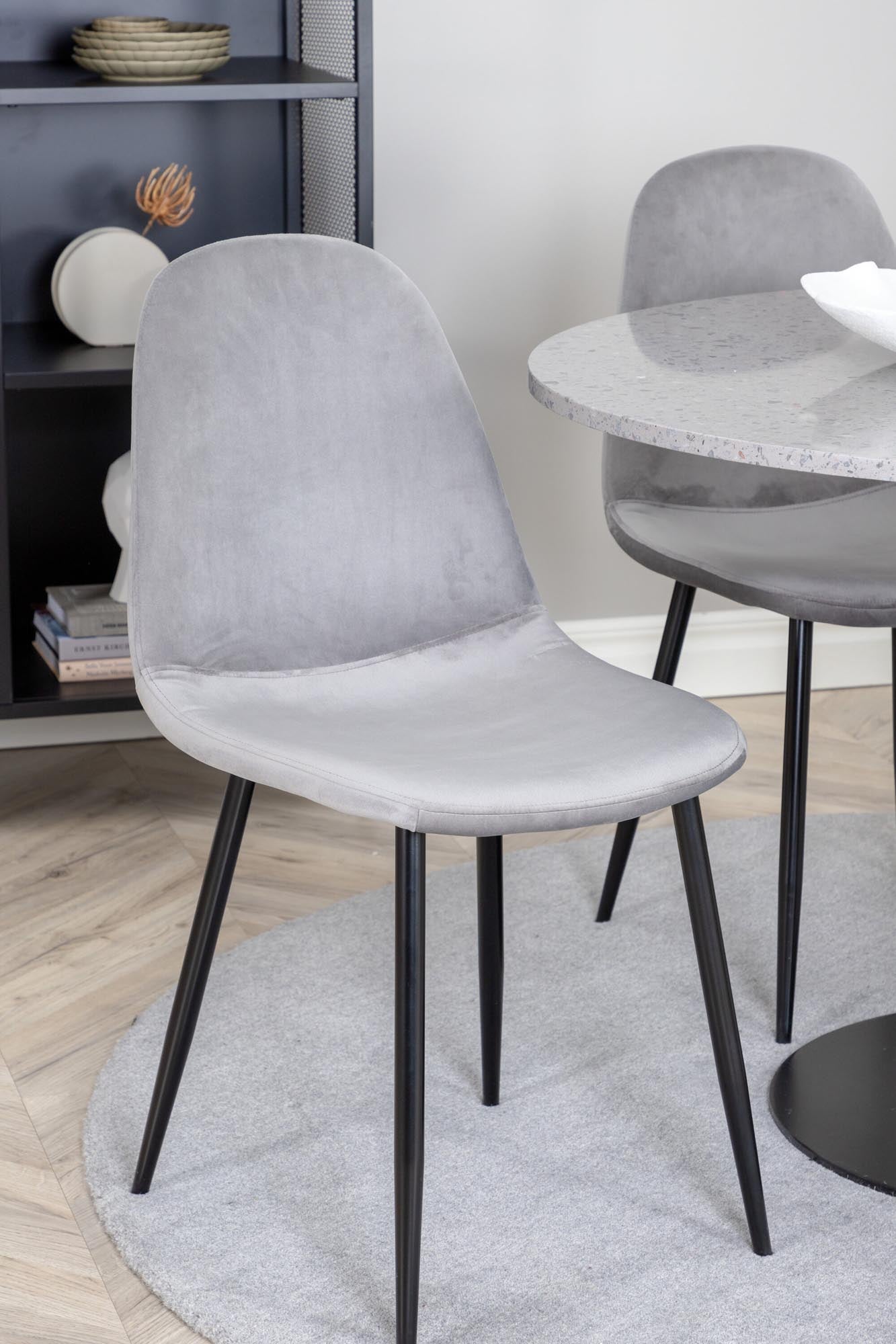 Elegantes Razzia Esszimmerset mit marmorierter Tischplatte und luxuriösen Samtstühlen für ein harmonisches Wohnambiente.