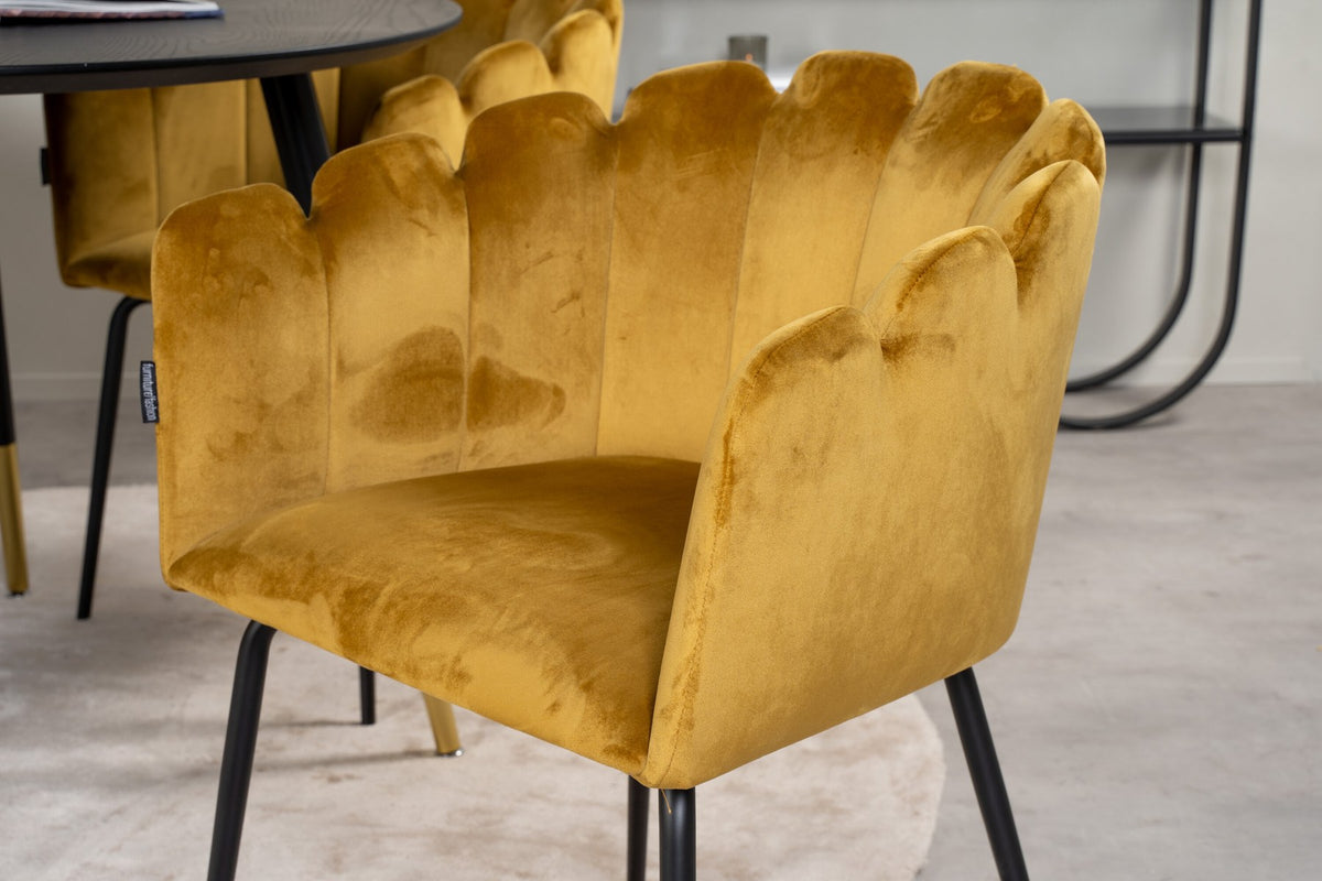 Rundes Esszimmerset mit schwarzer MDF-Tischplatte auf Stahlbeinen und gelben Stühlen mit schwarz pulverbeschichtetem Stahlgestell.