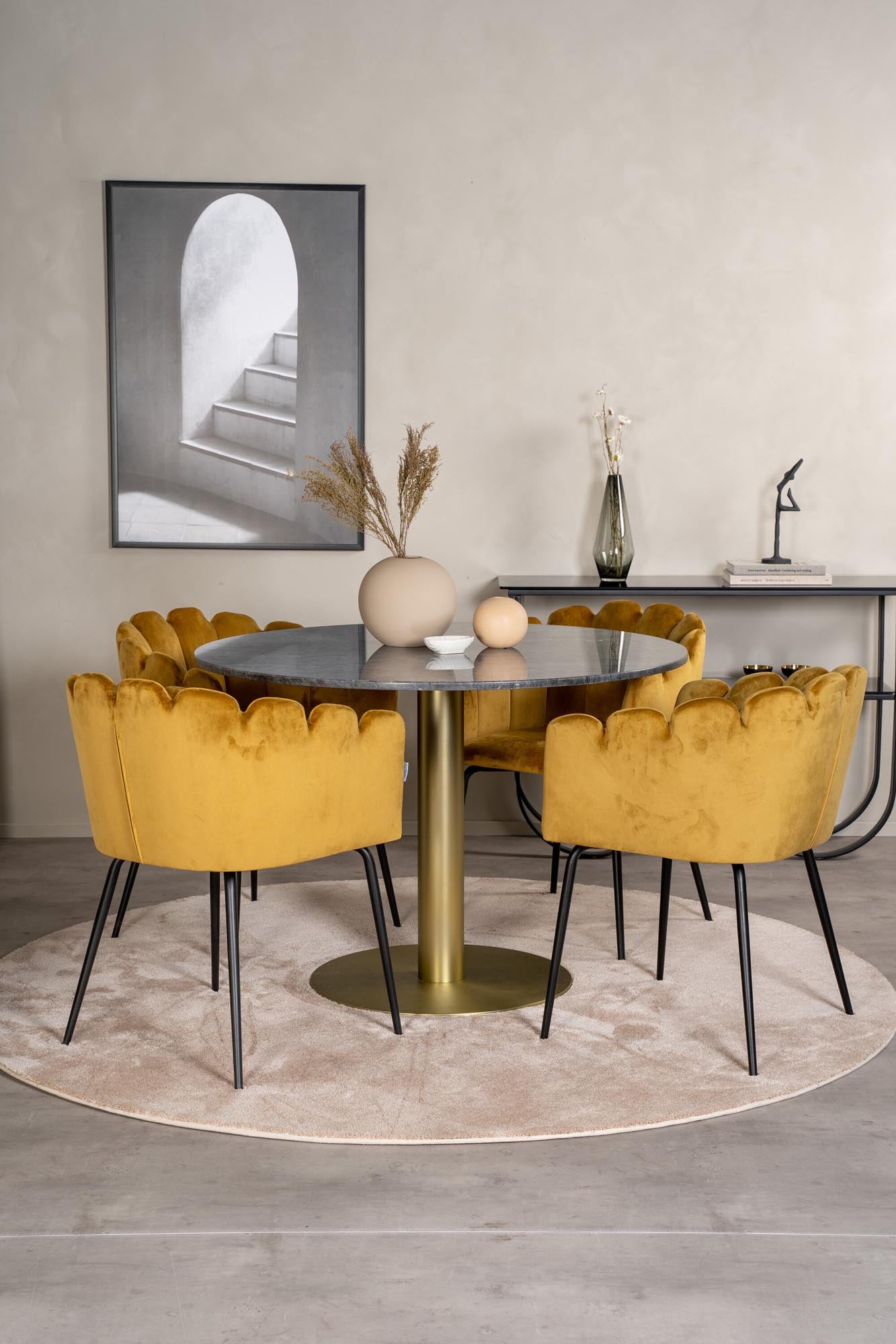 Elegantes Esszimmerset Estelle + Limhamn mit luxuriösen Samtstühlen und Marmortisch für gesellige Anlässe und stilvolle Einrichtung.