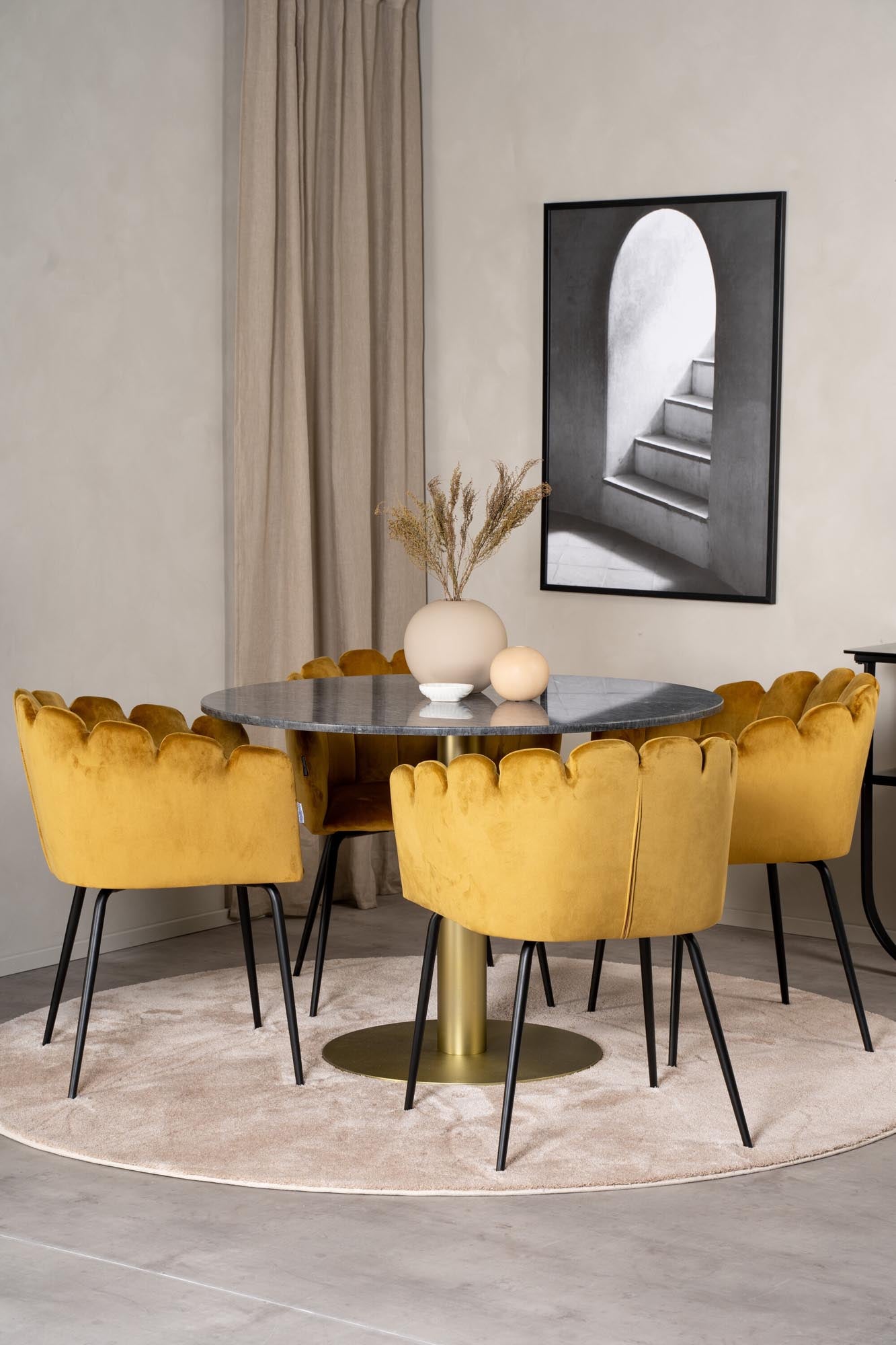 Estelle Esszimmerset + Limhamn ⌀106cm/4St. in Schwarz / Gelb / Gold präsentiert im Onlineshop von KAQTU Design AG. Esszimmerset ist von Venture Home