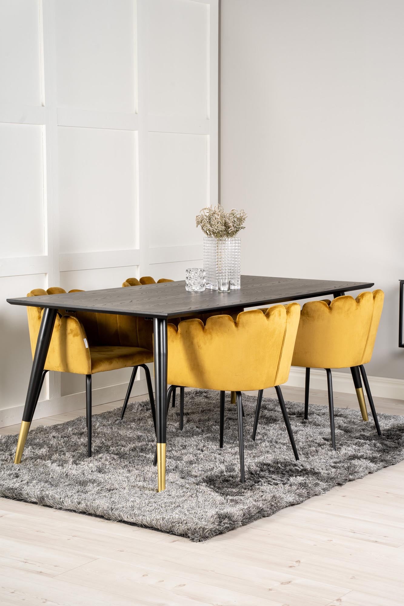 Stilvolles Dipp Esszimmerset mit 180 cm Tisch und luxuriösen Limhamn-Samtstühlen. Perfekt für gemütliche Familienessen und festliche Anlässe.