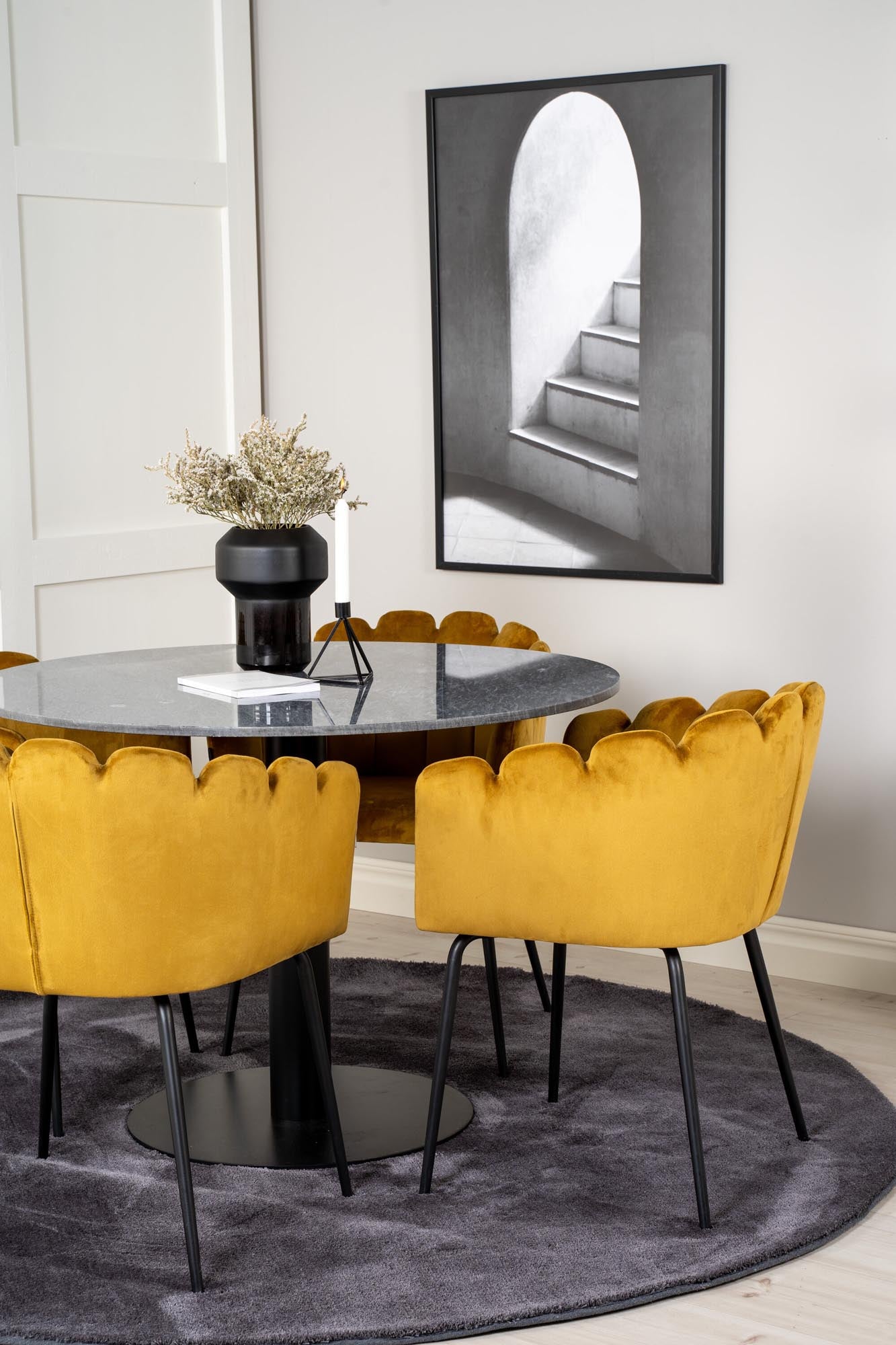 Estelle Esszimmerset + Limhamn ⌀106cm/4St. in Schwarz / Gelb präsentiert im Onlineshop von KAQTU Design AG. Esszimmerset ist von Venture Home