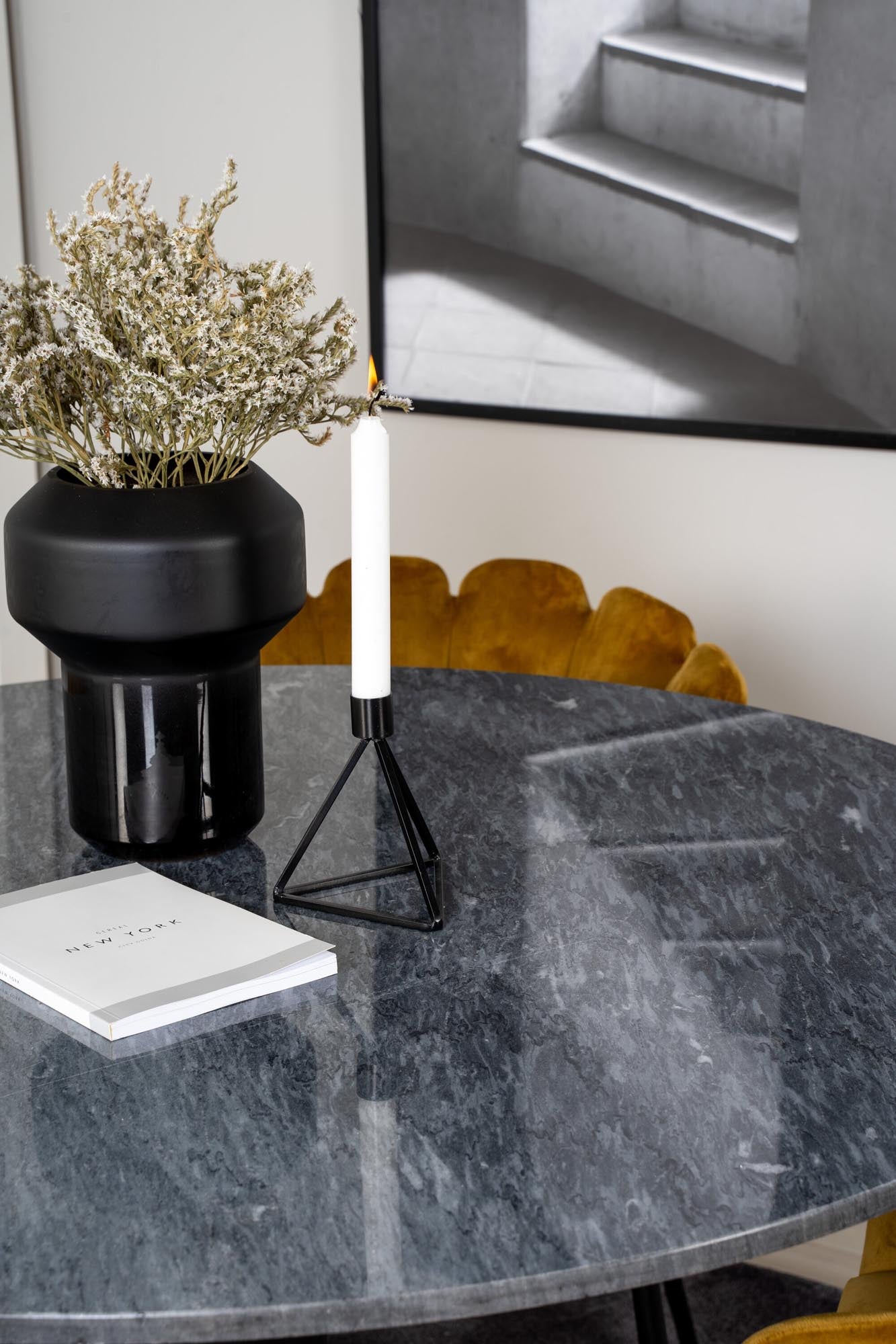 Elegantes Esszimmerset Estelle + Limhamn mit luxuriösen Samtstühlen und Marmortisch für gesellige Anlässe und stilvolle Einrichtung.