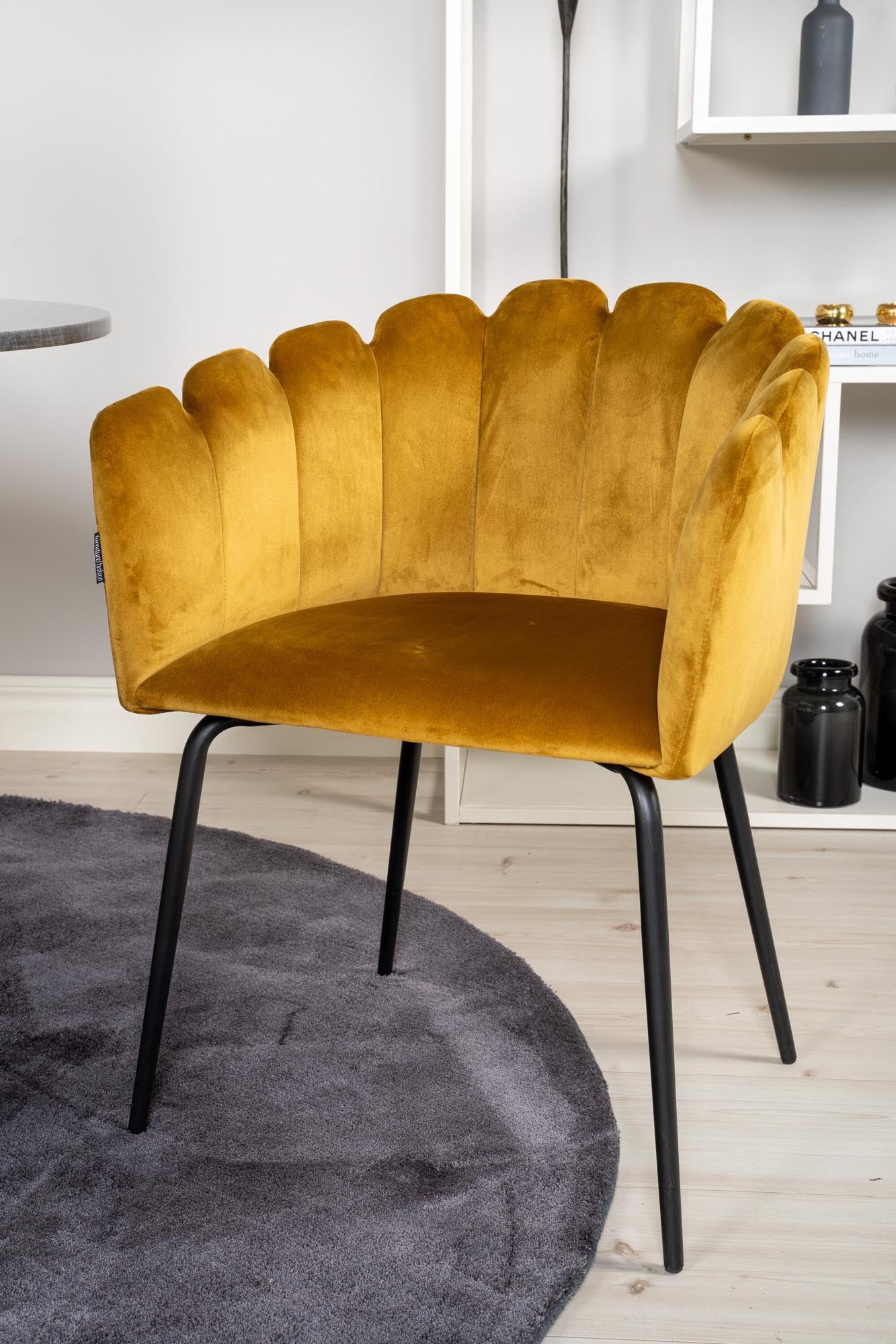 Estelle Esszimmerset + Limhamn ⌀106cm/4St. in Schwarz / Gelb präsentiert im Onlineshop von KAQTU Design AG. Esszimmerset ist von Venture Home