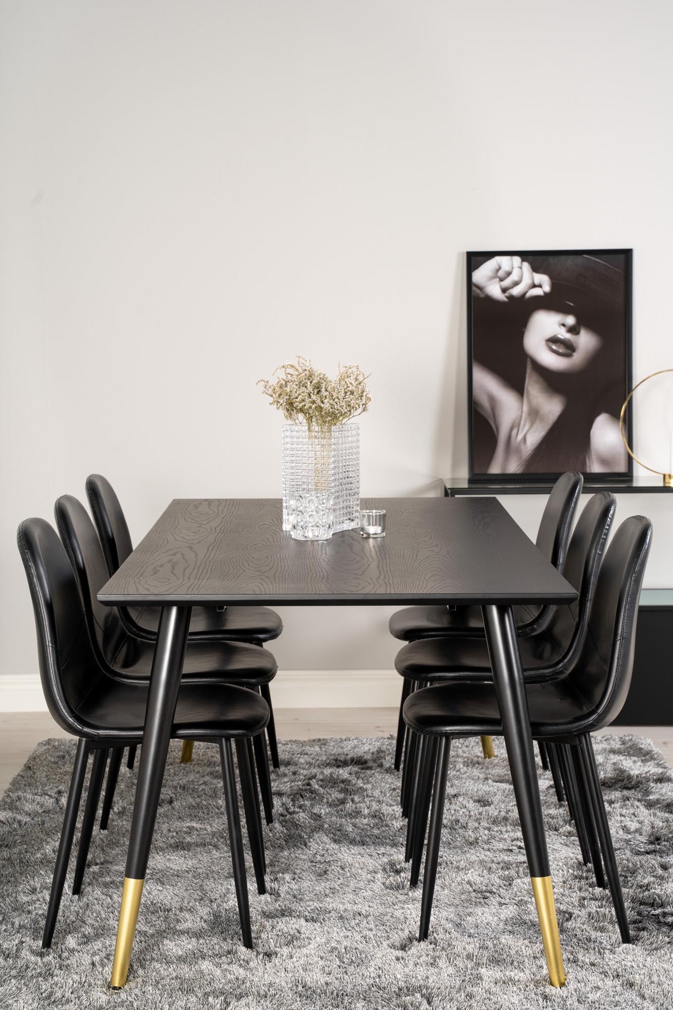 Erleben Sie das Dipp Esszimmerset von Venture Home: Moderner 180 cm Tisch und luxuriöse Samtstühle für stilvolle Essmomente.