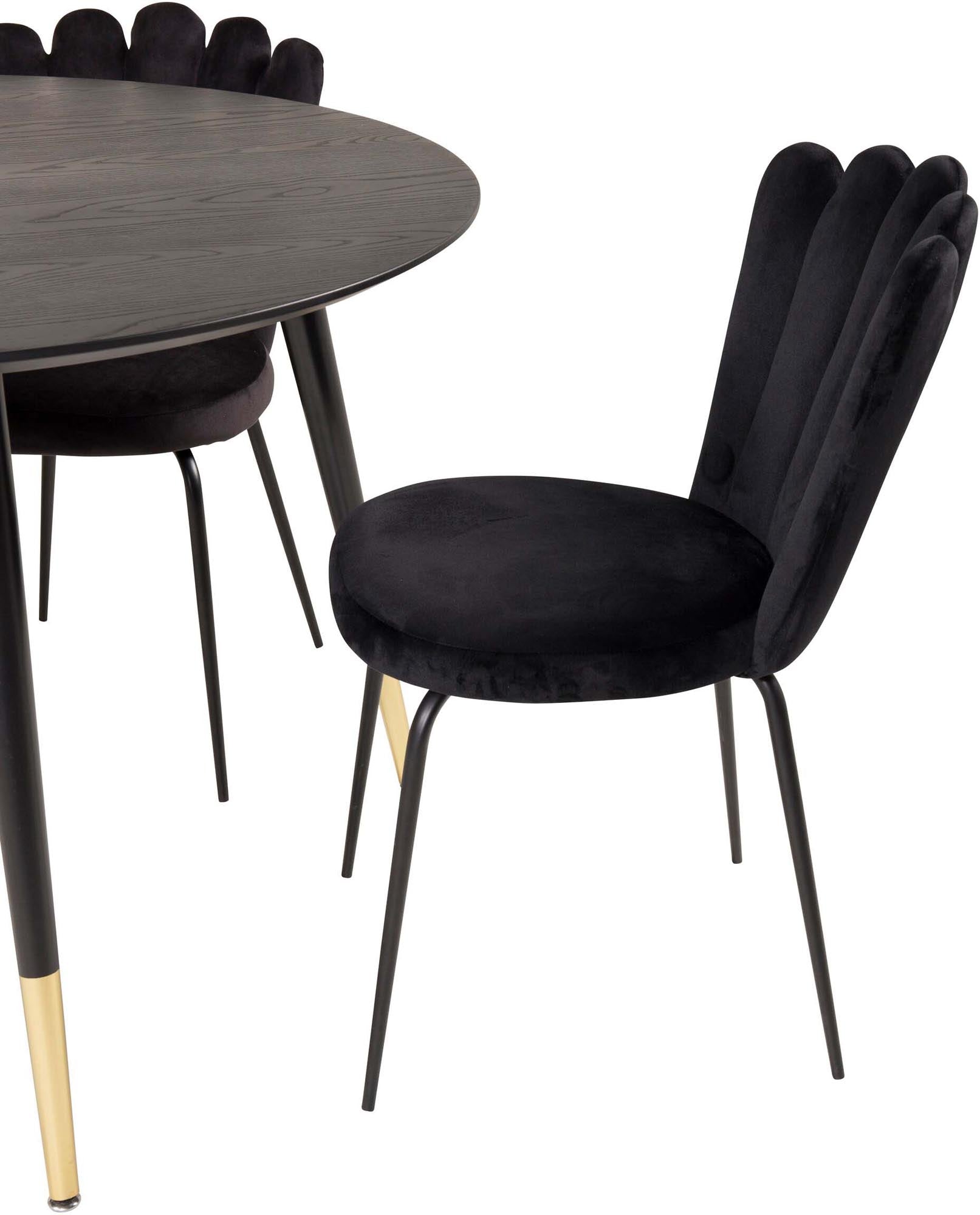 Stilvolles Dipp Esszimmerset + Limhamn von Venture Home: runder Tisch mit goldenen Akzenten und komfortable Samtstühle für einladende Essmomente.