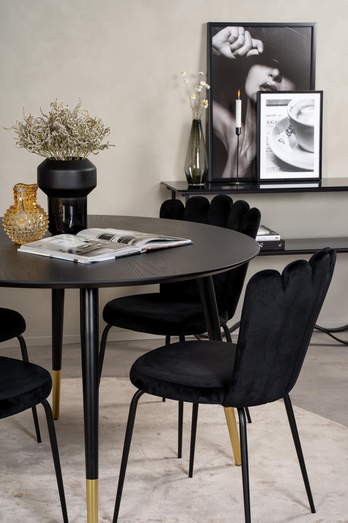 Entdecken Sie das Dipp Esszimmerset + Limhamn von Venture Home: eleganter Tisch mit goldenen Akzenten und komfortablen Samtstühlen für stilvolle Essmomente.