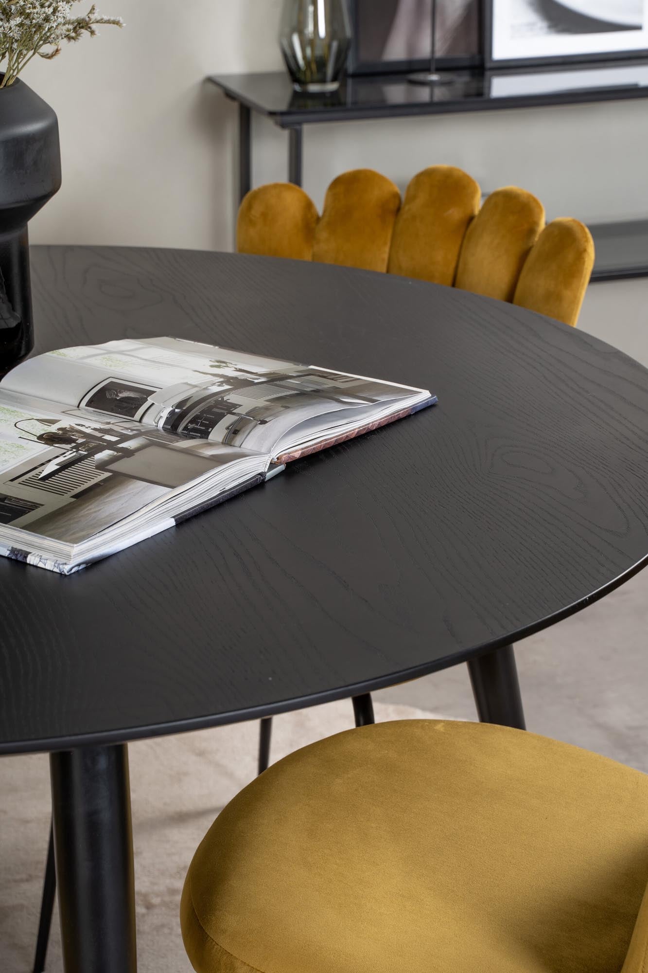 Stilvolles Dipp Esszimmerset von Venture Home: runder Tisch mit 4 komfortablen Samt-Stühlen, ideal für moderne Wohnkonzepte.