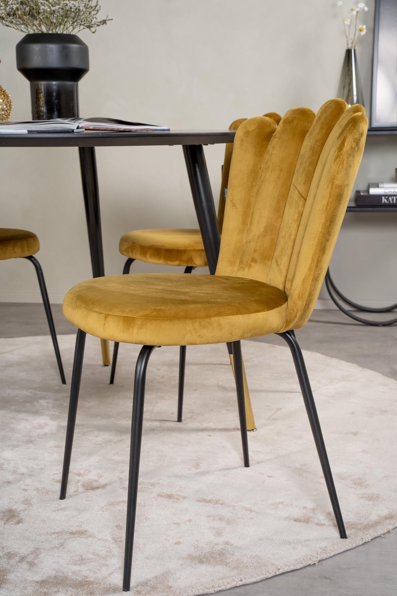 Dipp Esszimmerset + Limhamn ⌀115cm/4St. in Schwarz Gelb präsentiert im Onlineshop von KAQTU Design AG. Esszimmerset ist von Venture Home
