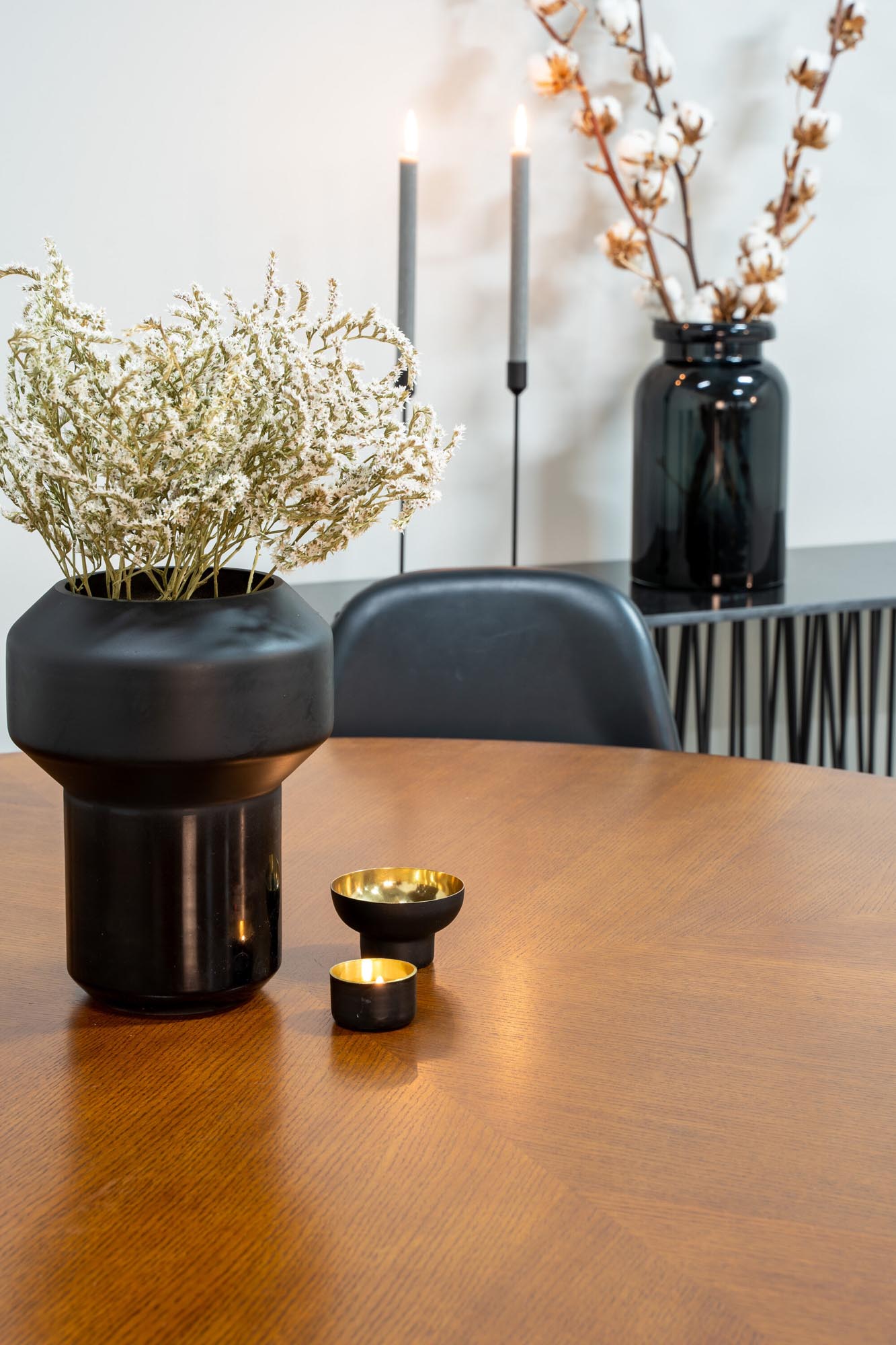 Stilvolles Esszimmerset mit klassischem Tisch und luxuriösen Samtstühlen für gesellige Runden.