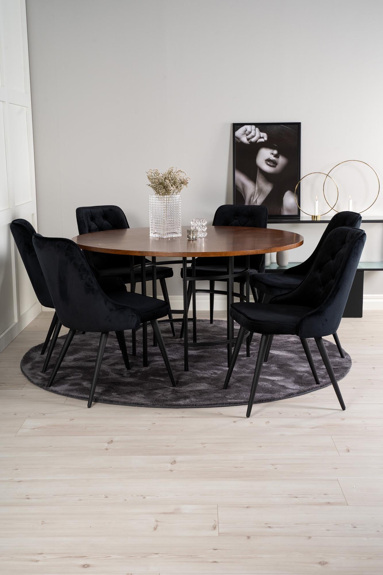 Stilvolles Esszimmerset mit runden Tisch und bequemen Samtstühlen. Ideal für gesellige Abende und elegante Einrichtung.