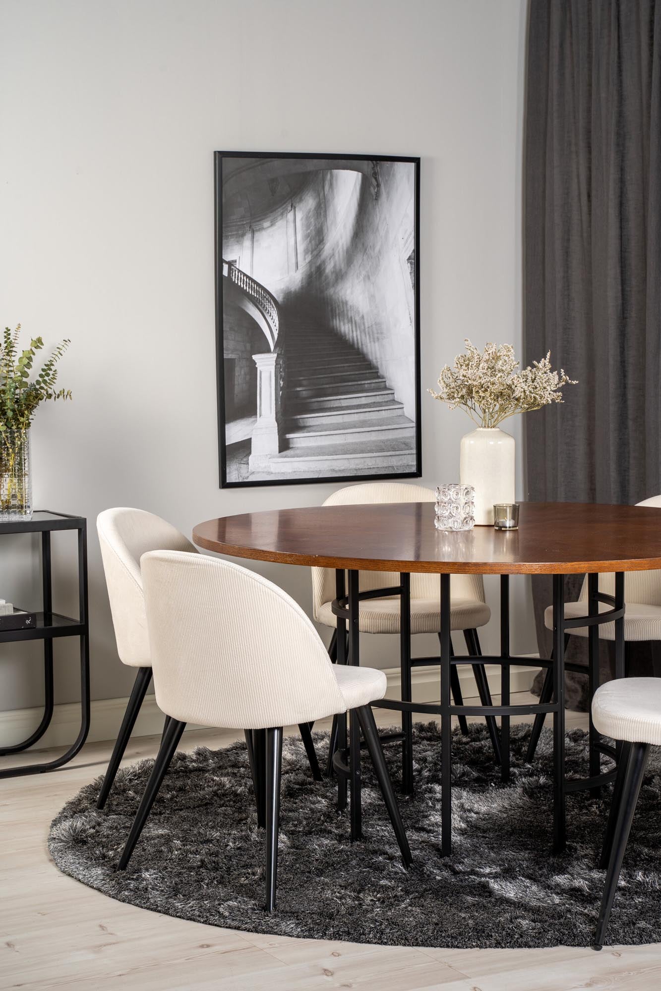 Stilvolles Esszimmerset Copenhagen + Velvet: Runder Tisch und luxuriöse Stühle für gesellige Momente und einladende Atmosphäre.