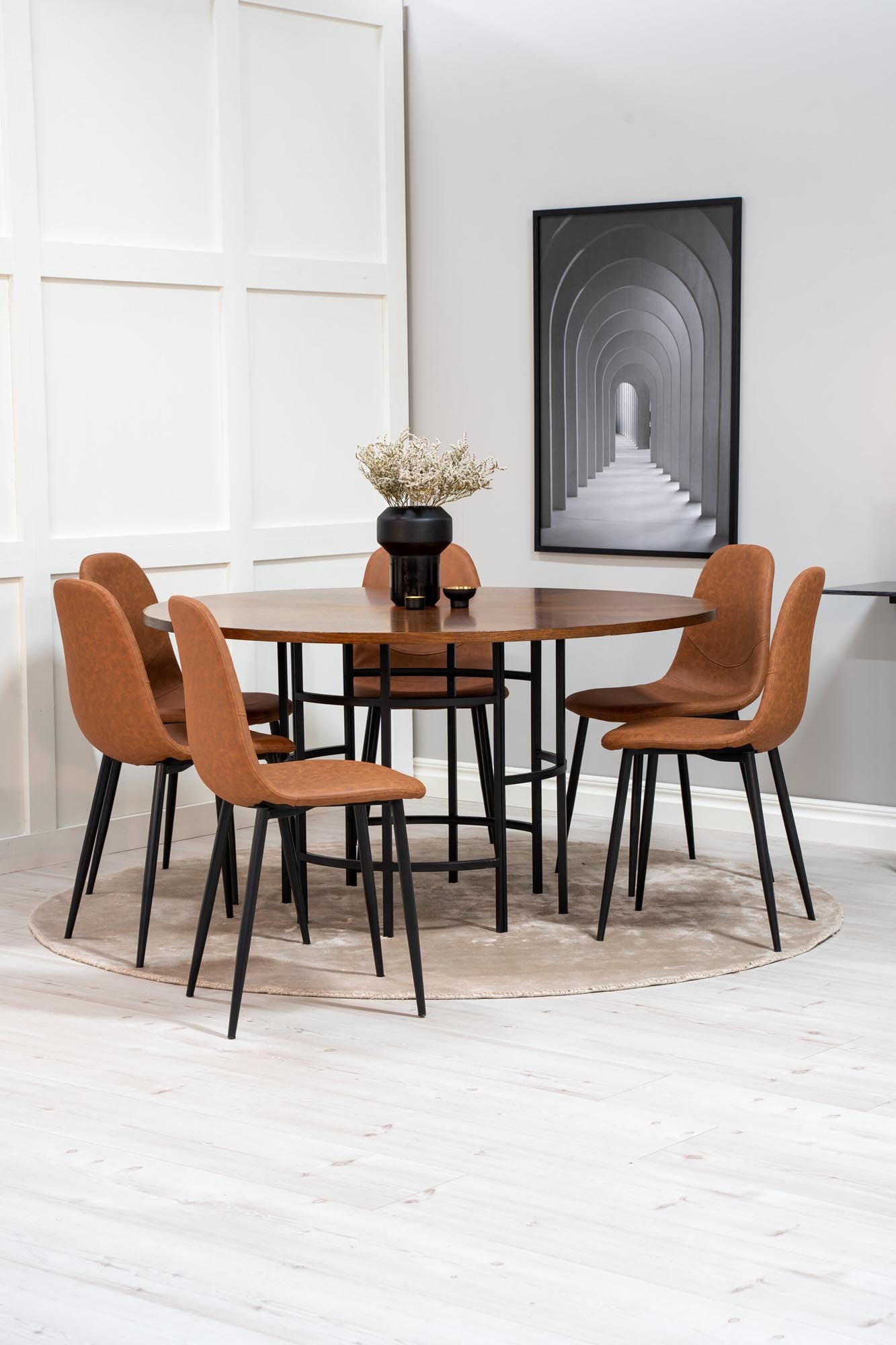 Stilvolles Esszimmerset mit elegantem Tisch und luxuriösen Samtstühlen für gesellige Abende und einladende Atmosphäre.