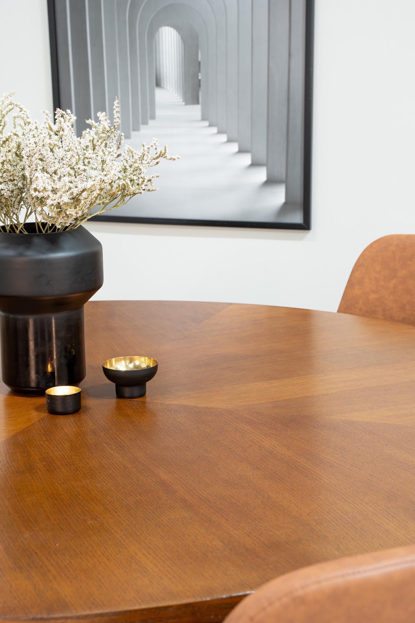 Elegantes Esszimmerset mit Samtstühlen und klassischem Tisch, ideal für stilvolle Dinner und gemütliche Zusammenkünfte.