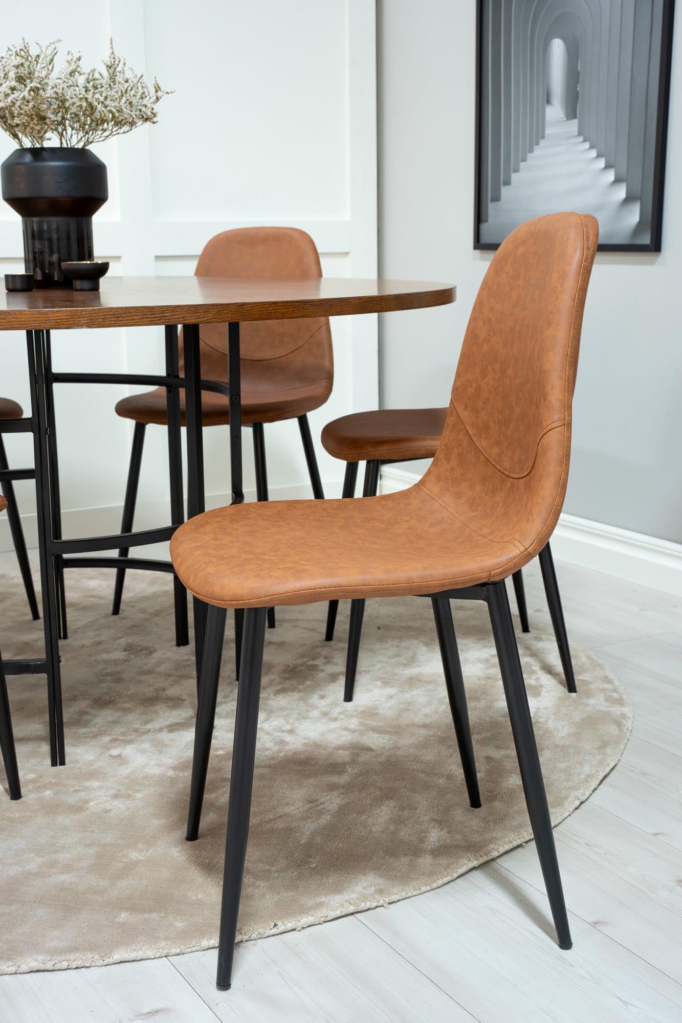 Skandinavisches Esszimmerset für stilvolle und gemütliche Abende.