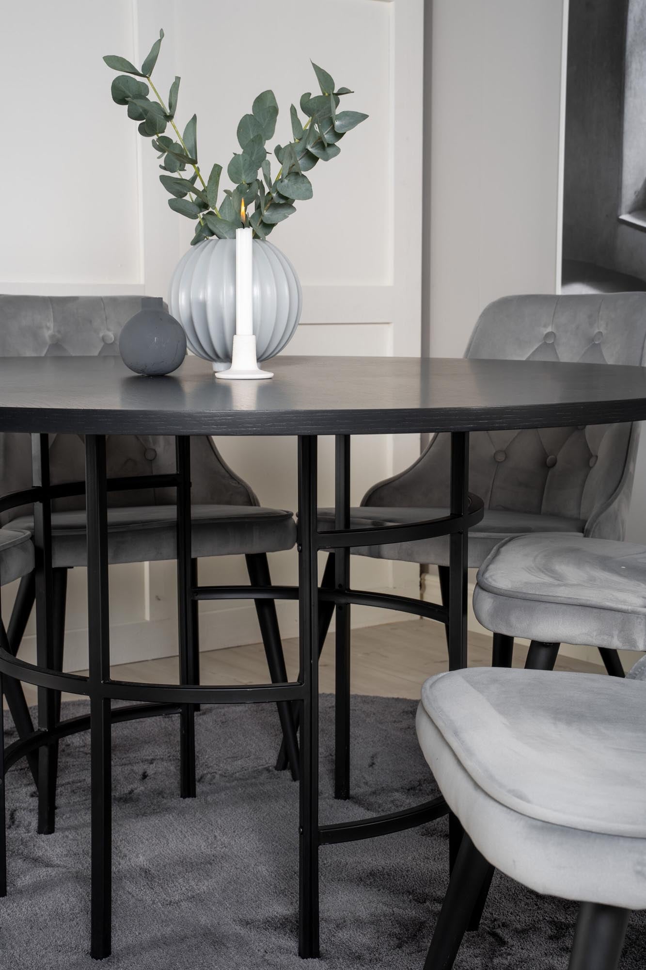 Stilvolles Esszimmerset mit rundem Tisch (⌀140cm) und 6 luxuriösen Velvet Deluxe Stühlen für unvergessliche Momente und gemütliche Zusammenkünfte.