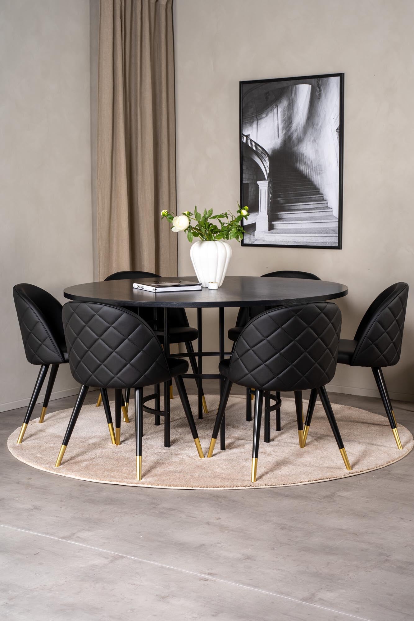 Verleihen Sie Ihrem Essbereich mit dem Esszimmerset Copenhagen + Velvet von Venture Home einen Hauch von Eleganz: runder Tisch und bequeme Velvet-Stühle.
