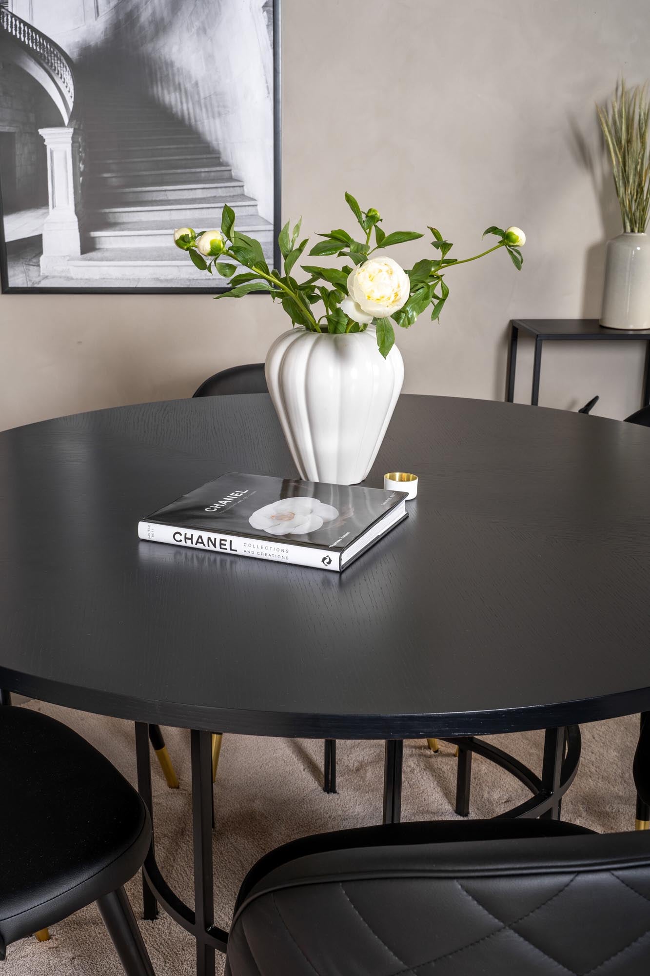 Entdecken Sie das stilvolle Esszimmerset Copenhagen + Velvet von Venture Home: runder Tisch für 6 Personen und luxuriöse Velvet-Stühle für höchsten Komfort.