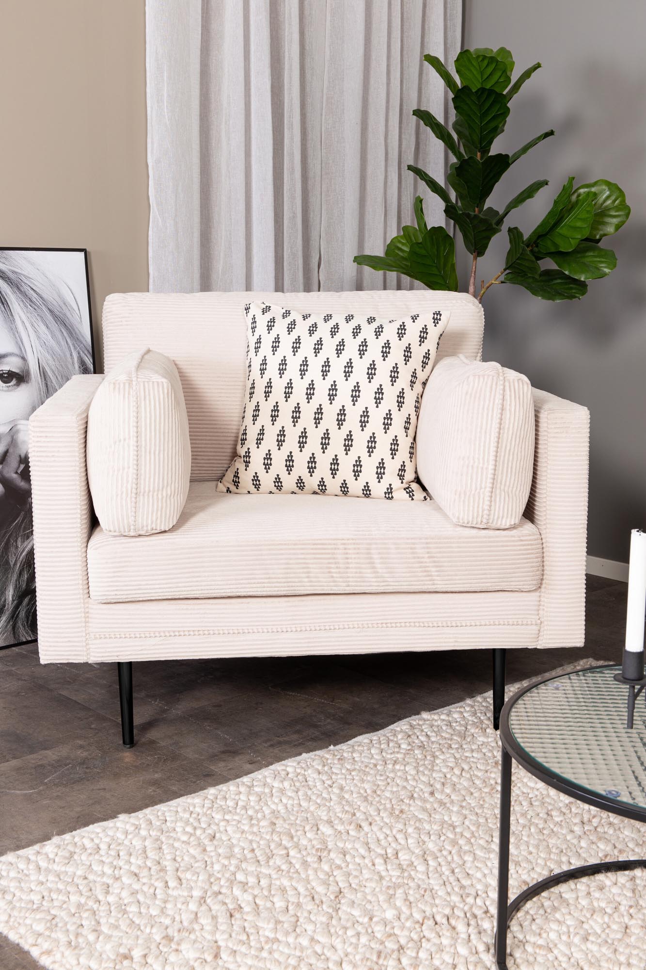 Entdecken Sie den Boom Sessel von Venture Home: Luxuriöser Samt, modernes Design und vielseitige Gestaltungsmöglichkeiten für Ihr stilvolles Zuhause.