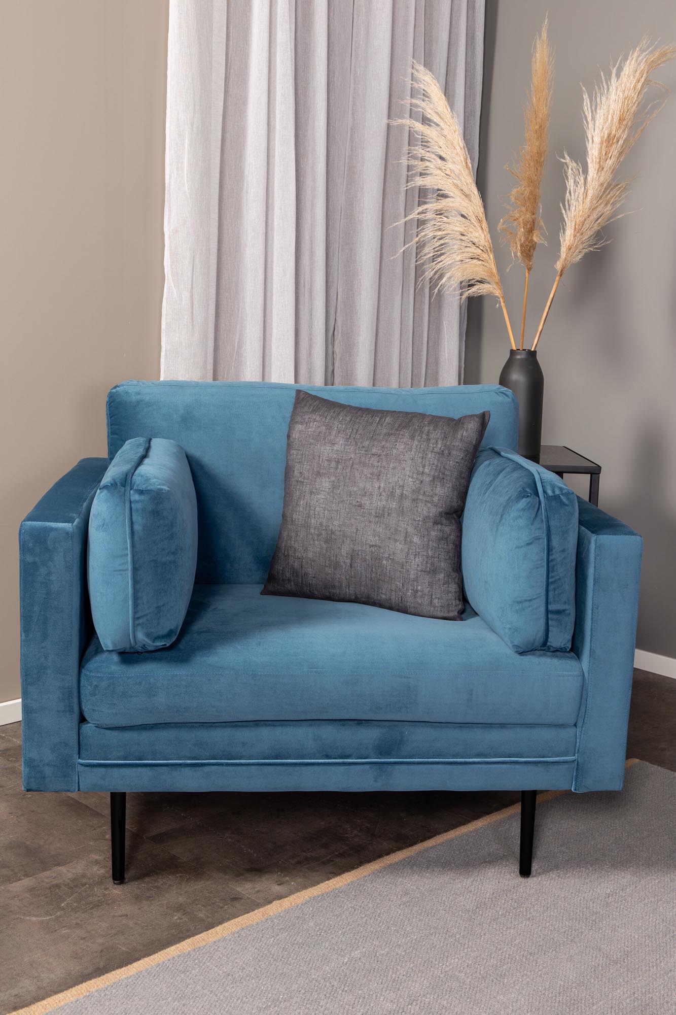 Entdecken Sie den Boom Sessel von Venture Home: Luxuriöser Samt, elegantes Design und vielseitige Gestaltungsmöglichkeiten für Ihr Zuhause.