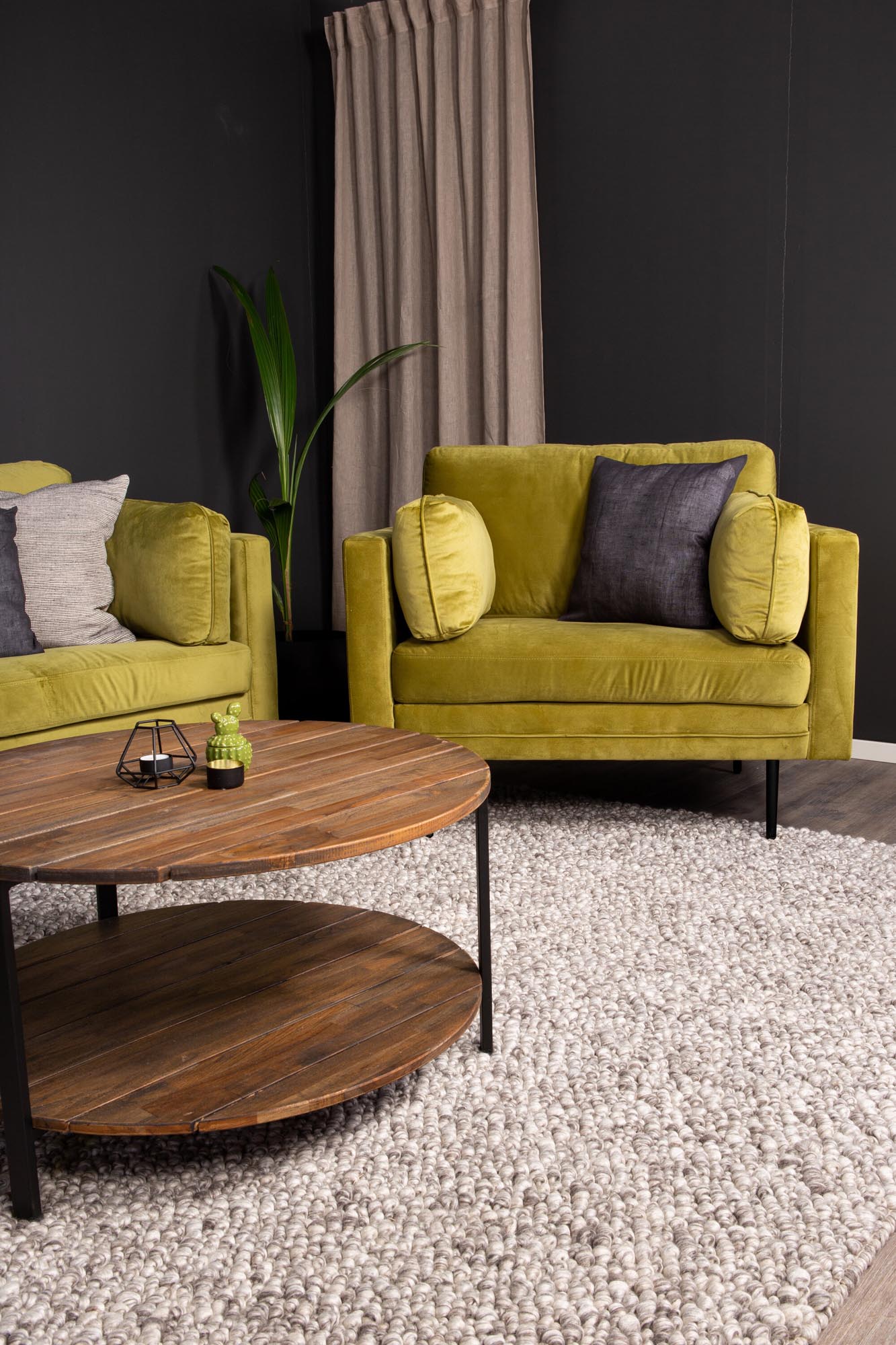 Entdecken Sie den Boom Sessel von Venture Home – ein stilvolles Möbelstück aus luxuriösem Samt, das Komfort und modernes Design vereint.