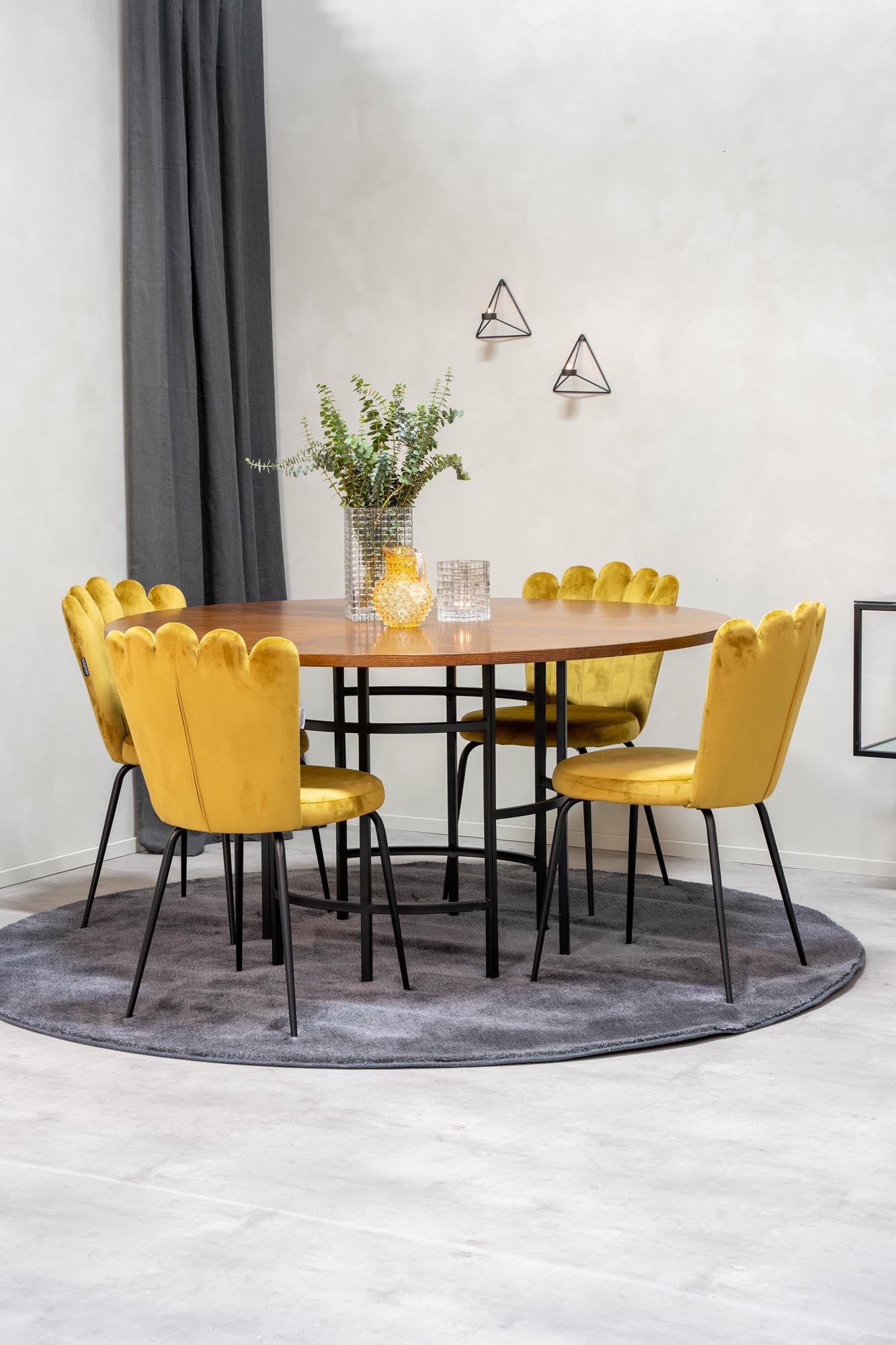 Esszimmerset Copenhagen + Limhamn Light ⌀140cm/4St. in Schwarz / Gelb präsentiert im Onlineshop von KAQTU Design AG. Esszimmerset ist von Venture Home