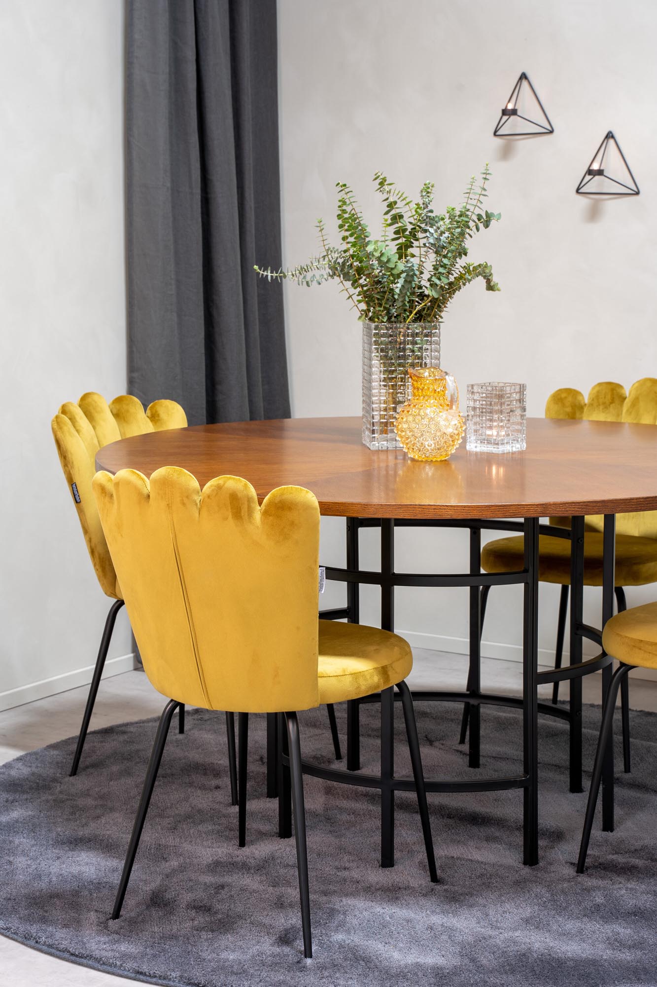 Esszimmerset Copenhagen + Limhamn Light ⌀140cm/4St. in Schwarz / Gelb präsentiert im Onlineshop von KAQTU Design AG. Esszimmerset ist von Venture Home