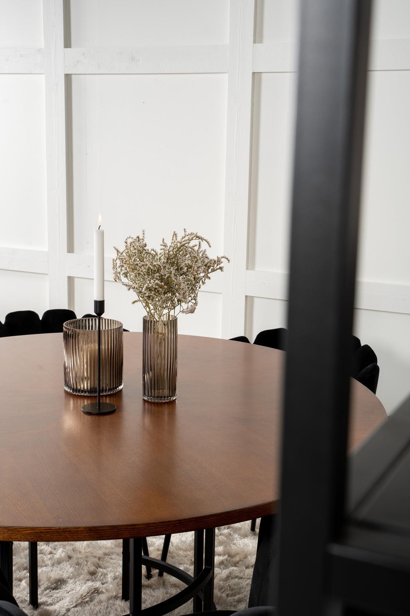 Elegantes Esszimmerset für gesellige Abende: runder Tisch mit 140 cm Durchmesser und luxuriösen Samtstühlen von Venture Home.