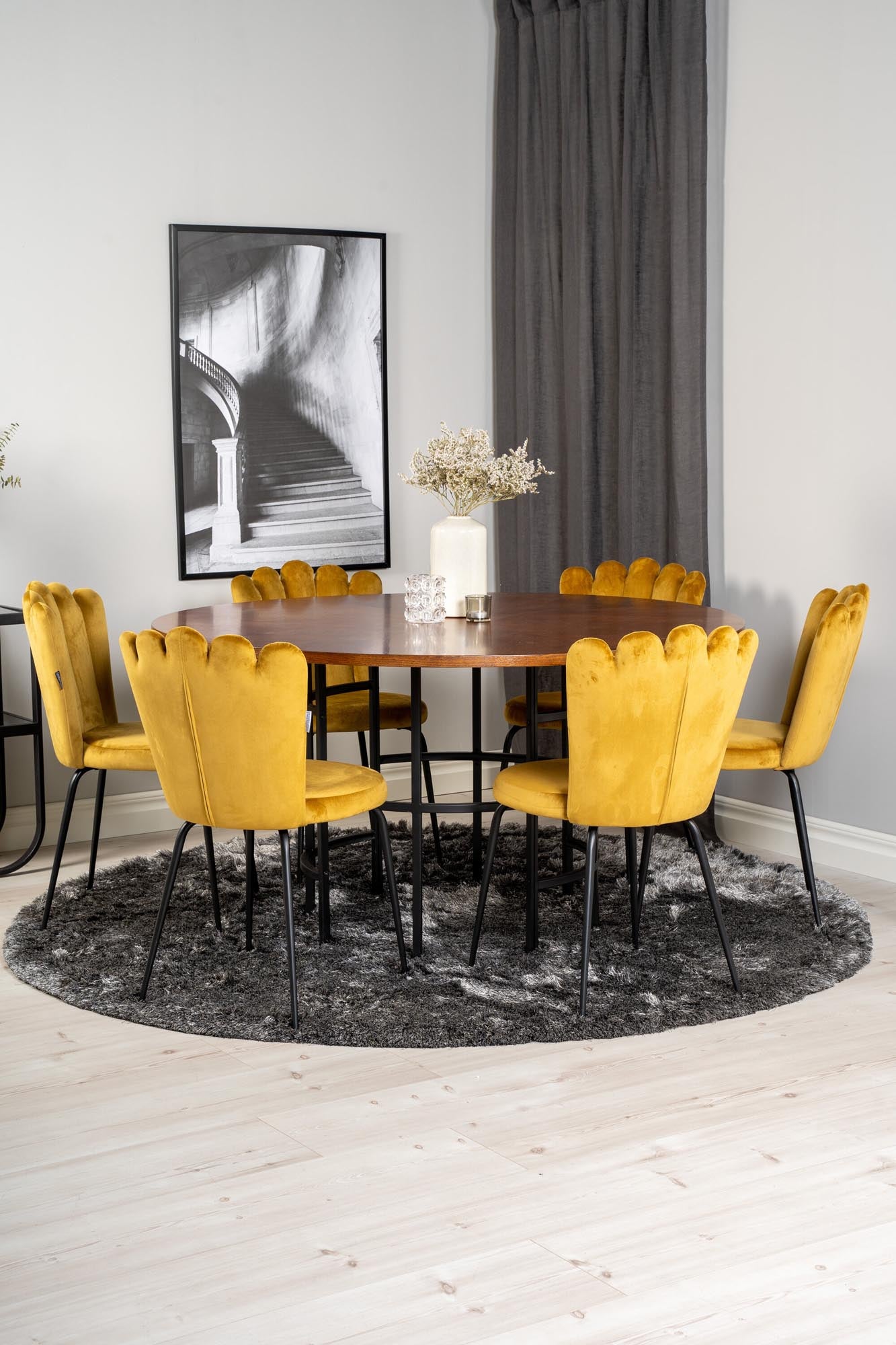 Elegantes Esszimmerset mit runden Tisch und bequemen Samtstühlen. Perfekt für Dinnerpartys, bietet Platz für 6 Personen und vereint Stil mit Komfort.