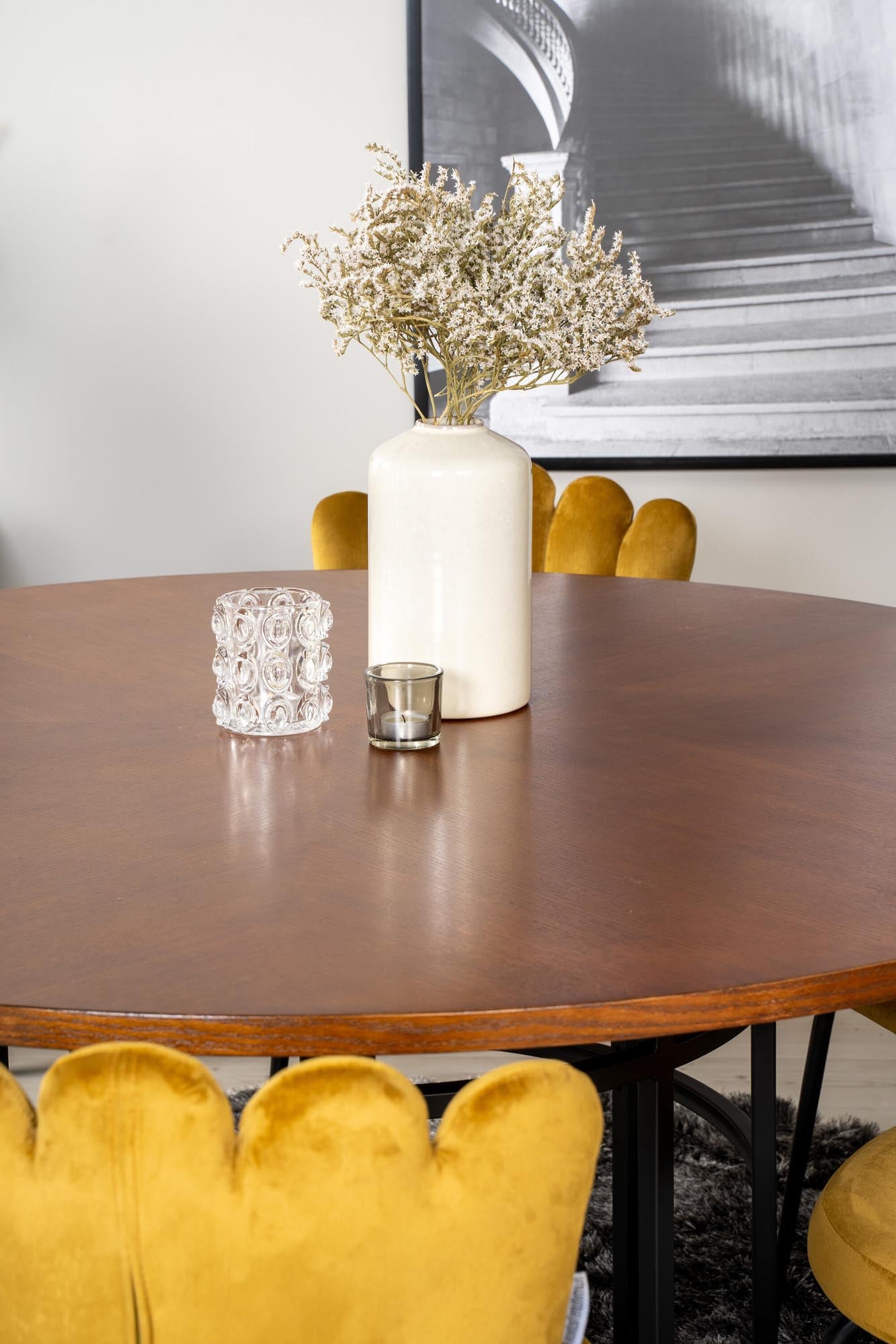 Skandinavisches Esszimmerset für stilvolle und gemütliche Abende.