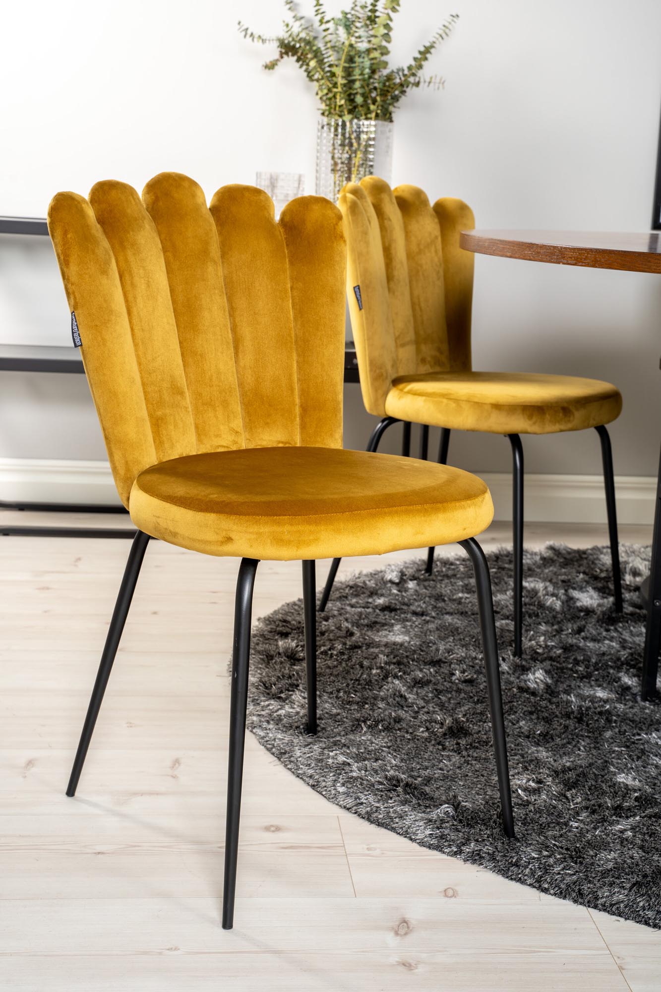 Rundes Esszimmerset mit elegantem Design, luxuriösem Samtbezug und Platz für 6 Personen – ideal für gesellige Dinnerpartys.