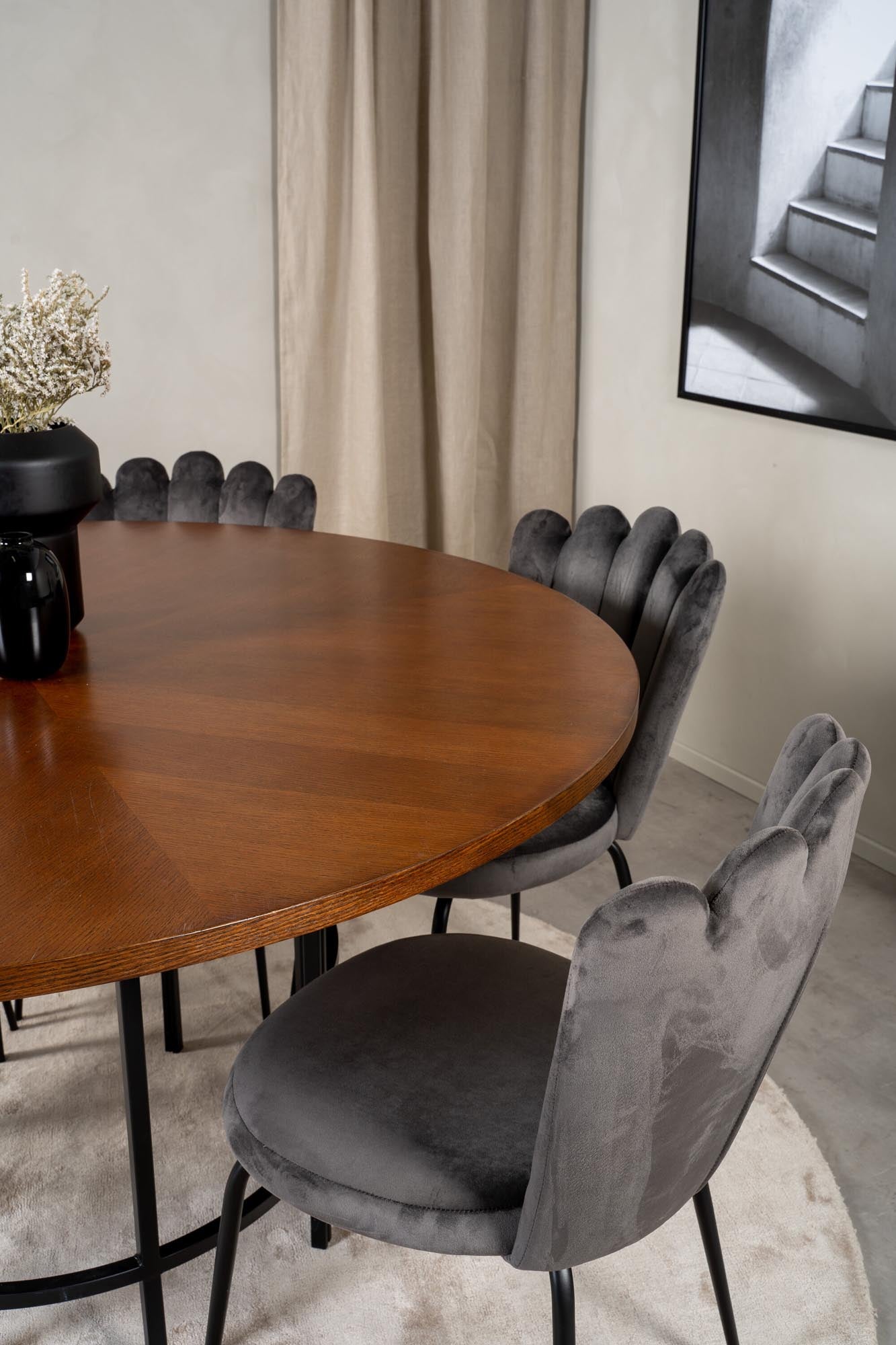 Elegantes Esszimmerset für gesellige Runden, mit Samtstühlen und pflegeleichtem Tisch.