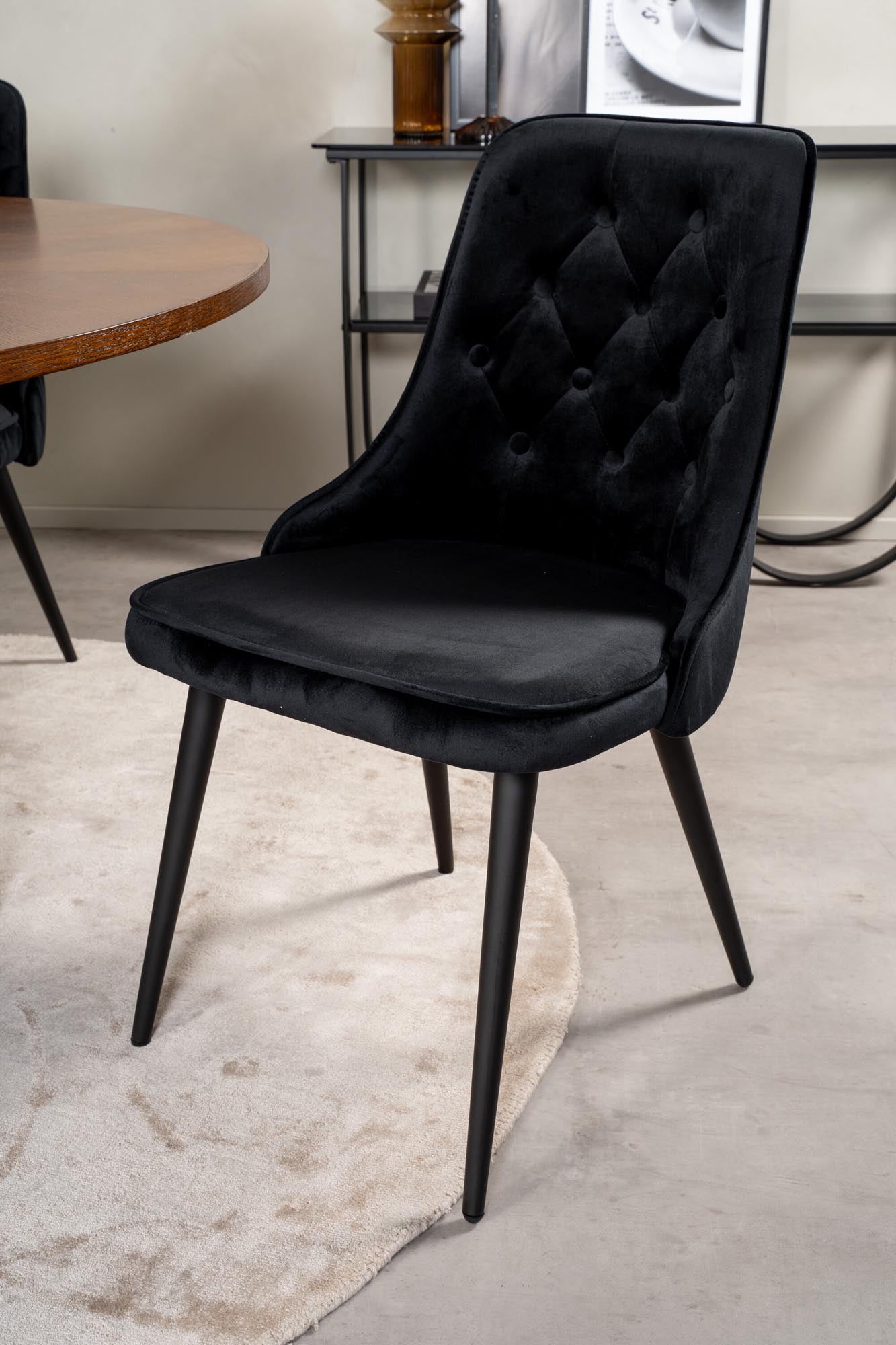 Stilvolles Esszimmerset Copenhagen mit rundem Tisch und 4 eleganten Samtstühlen für ein modernes und komfortables Esszimmer.