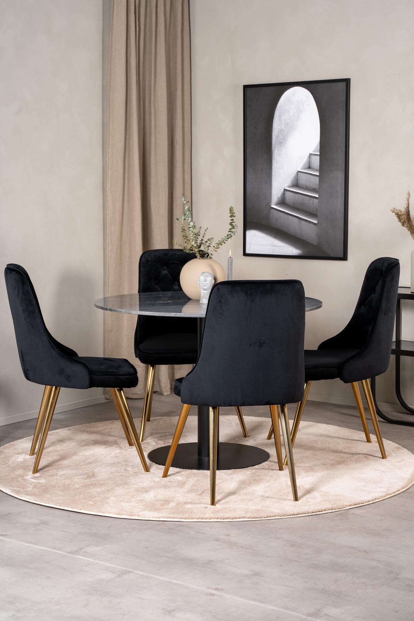 Estelle Esszimmerset + Velvet Deluxe ⌀106cm/4St. in Schwarz / Gold präsentiert im Onlineshop von KAQTU Design AG. Esszimmerset ist von Venture Home