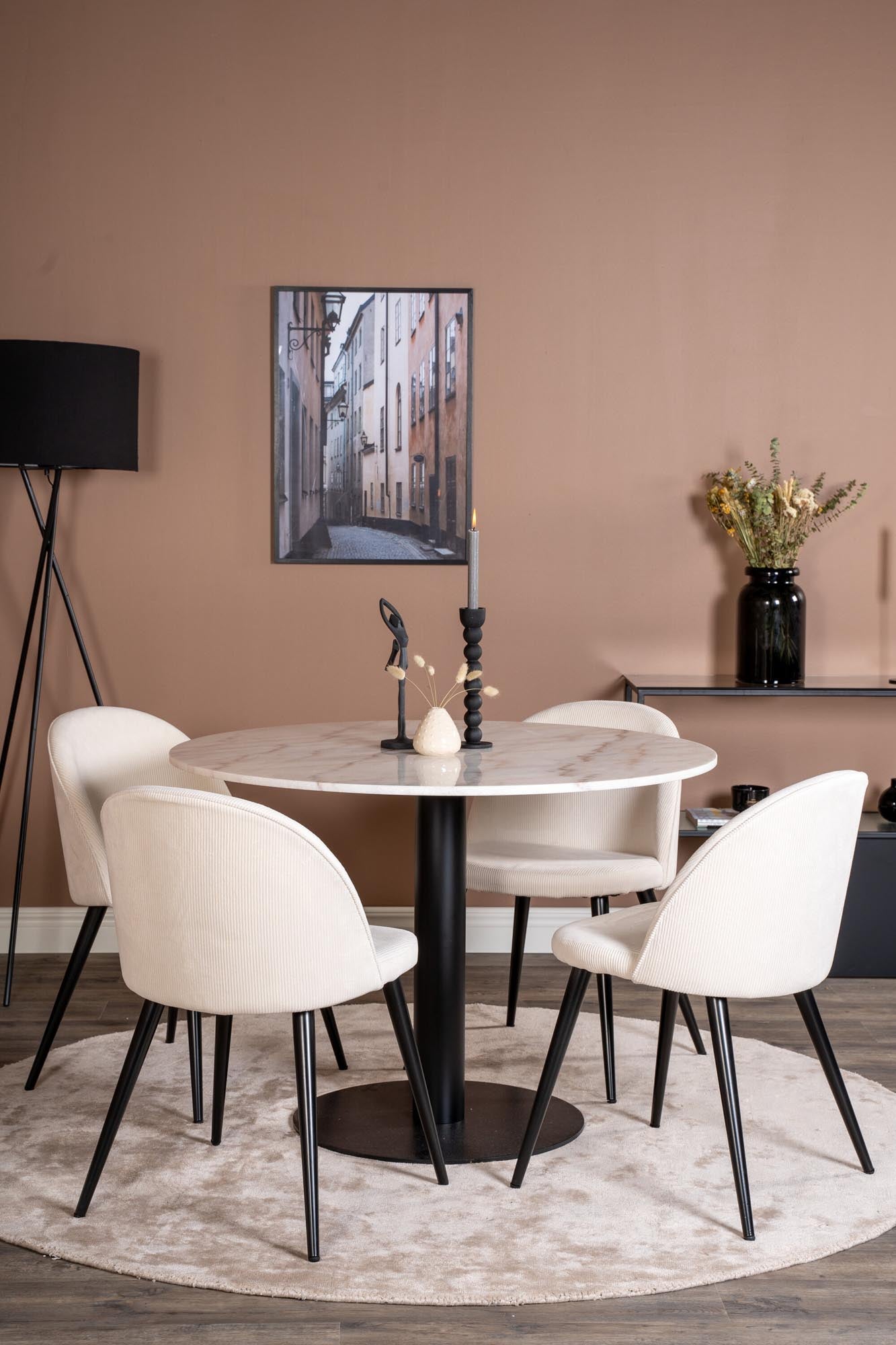 Entdecken Sie das Estelle Esszimmerset von Venture Home: Eleganter runder Tisch und stilvolle Velvet-Stühle für gesellige Momente.