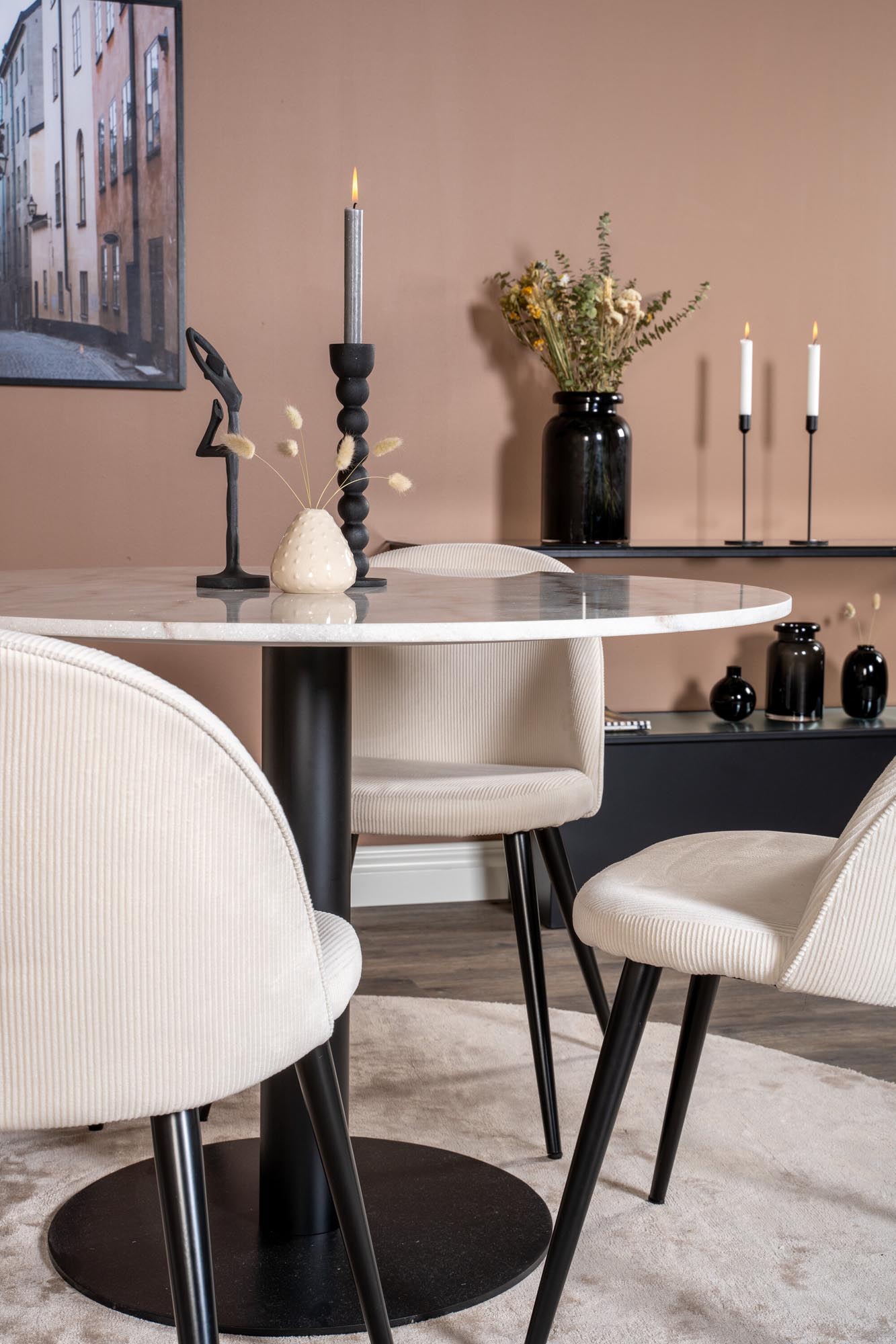 Entdecken Sie das Estelle Esszimmerset von Venture Home: runder Tisch (⌀106cm) und stilvolle Velvet-Stühle für einladende Essmomente.