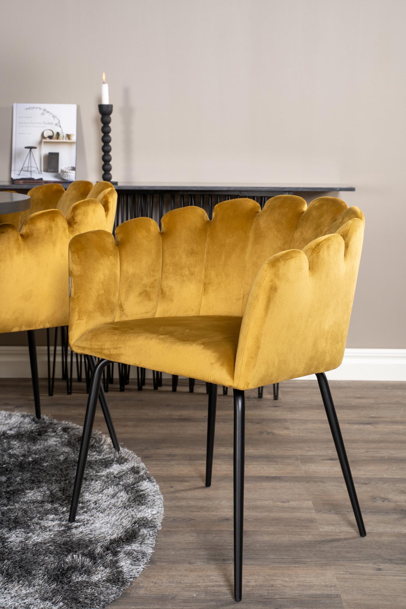 Elegantes Esszimmerset mit runden Tisch und luxuriösen Samtstühlen für 6 Personen. Ideal für gesellige Abende und stilvolle Einrichtung.