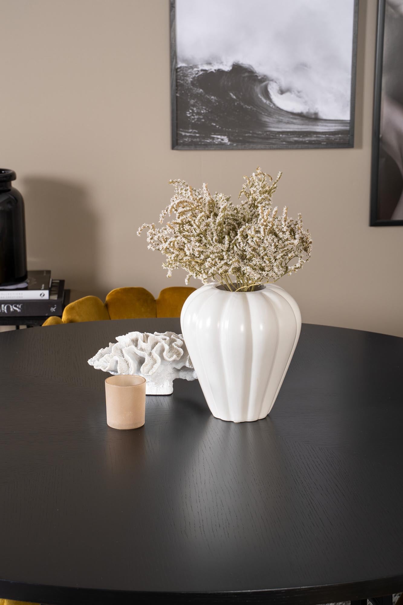 Elegantes Esszimmerset Copenhagen + Limhamn mit luxuriösen Samtstühlen und robuster Tischplatte für stilvolle Essbereiche.