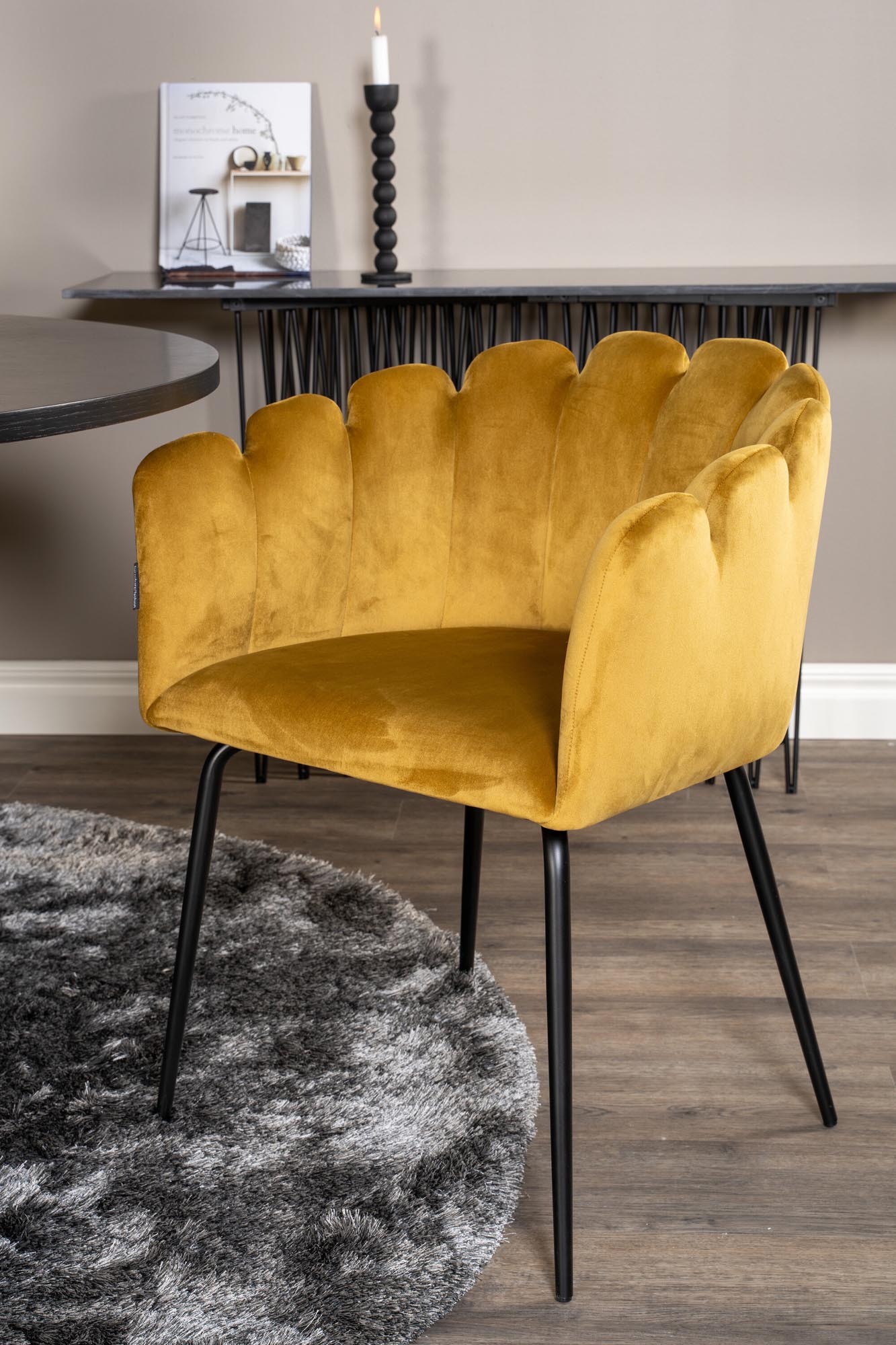 Esszimmerset Copenhagen + Limhamn ⌀140cm/4St. in Schwarz / Gelb präsentiert im Onlineshop von KAQTU Design AG. Esszimmerset ist von Venture Home