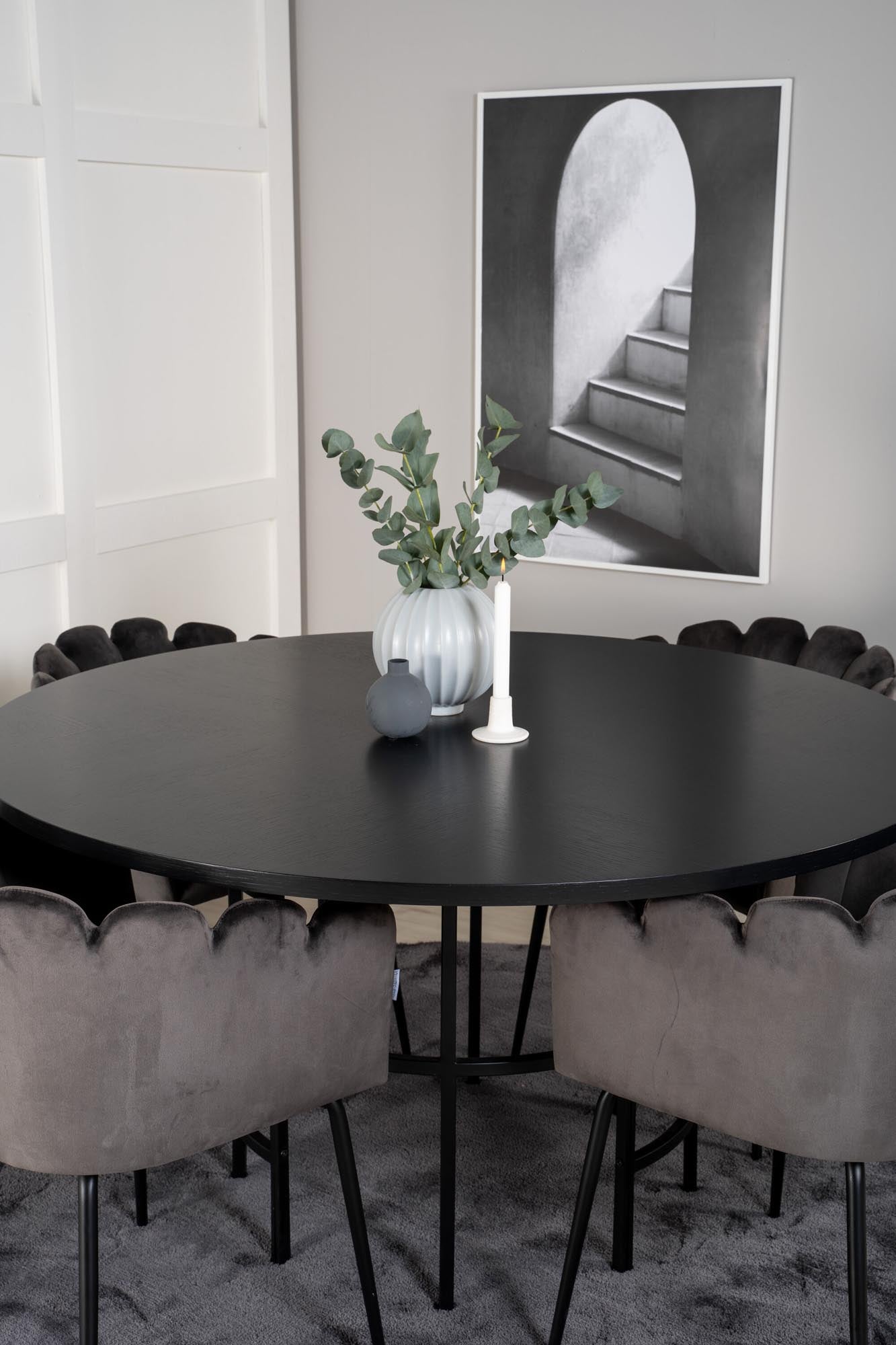 Entdecken Sie das Esszimmerset Copenhagen + Limhamn: Stilvolle runde Tischgruppe mit luxuriösen Samtstühlen für unvergessliche Momente.